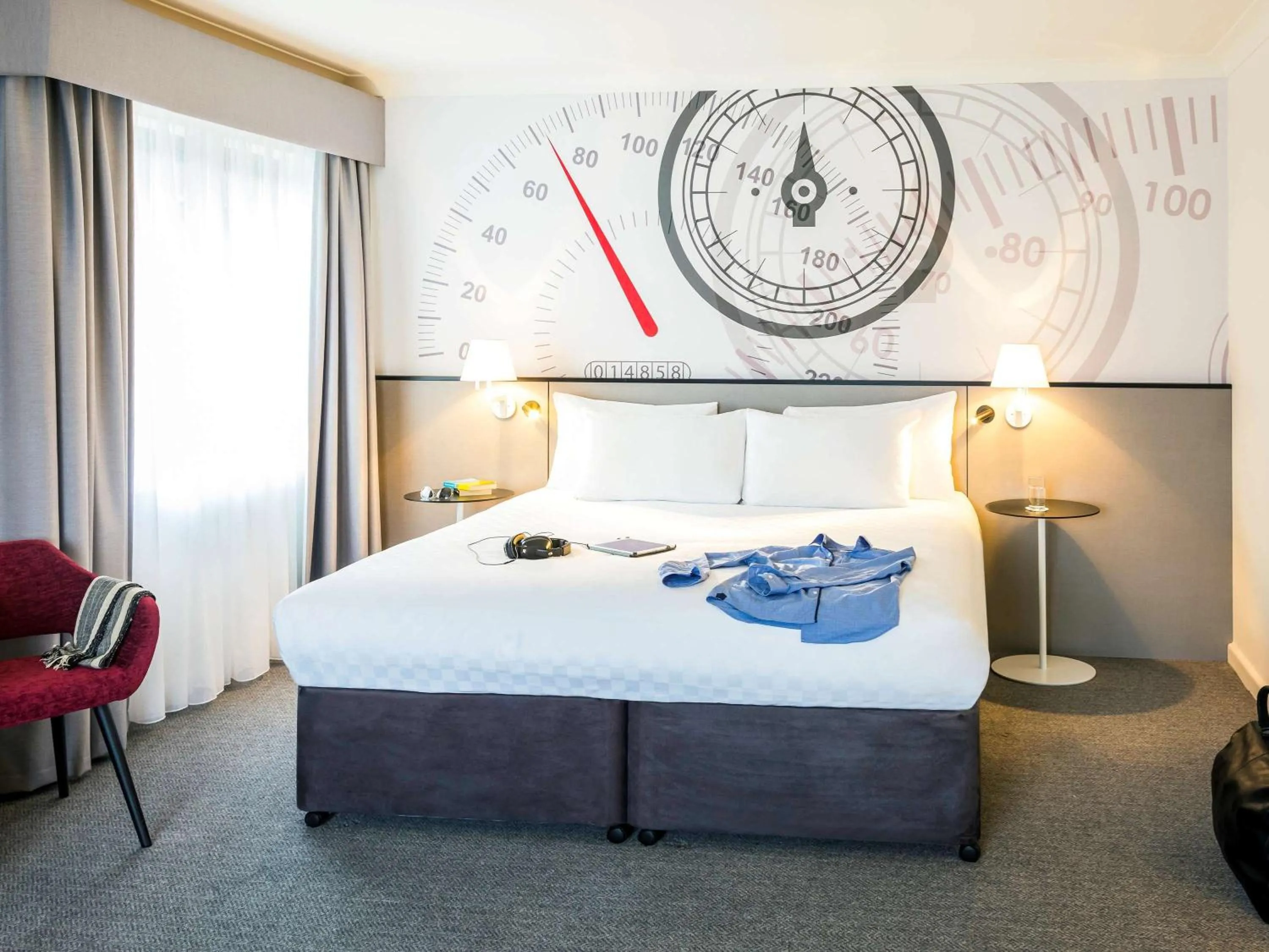 Photo of the whole room, Bed in Mercure Dartford Brands Hatch Hotel & Spa