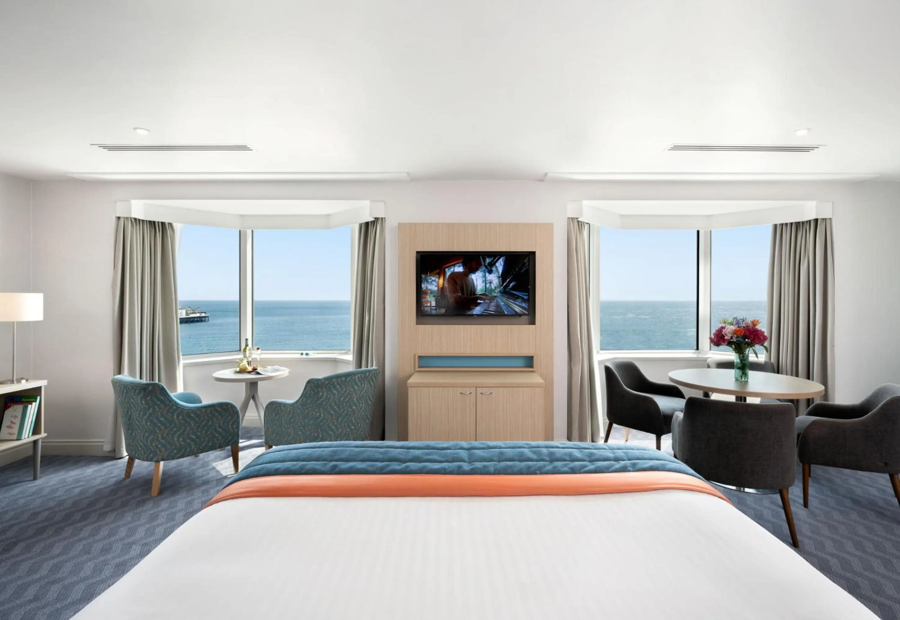 View (from property/room), Bed in Leonardo Royal Hotel Brighton Waterfront