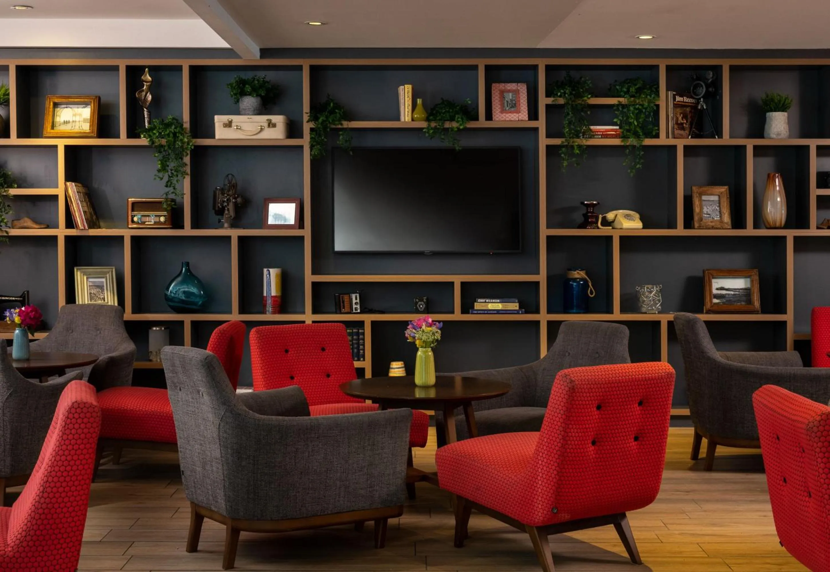 Seating area in Leonardo Royal Hotel Brighton Waterfront