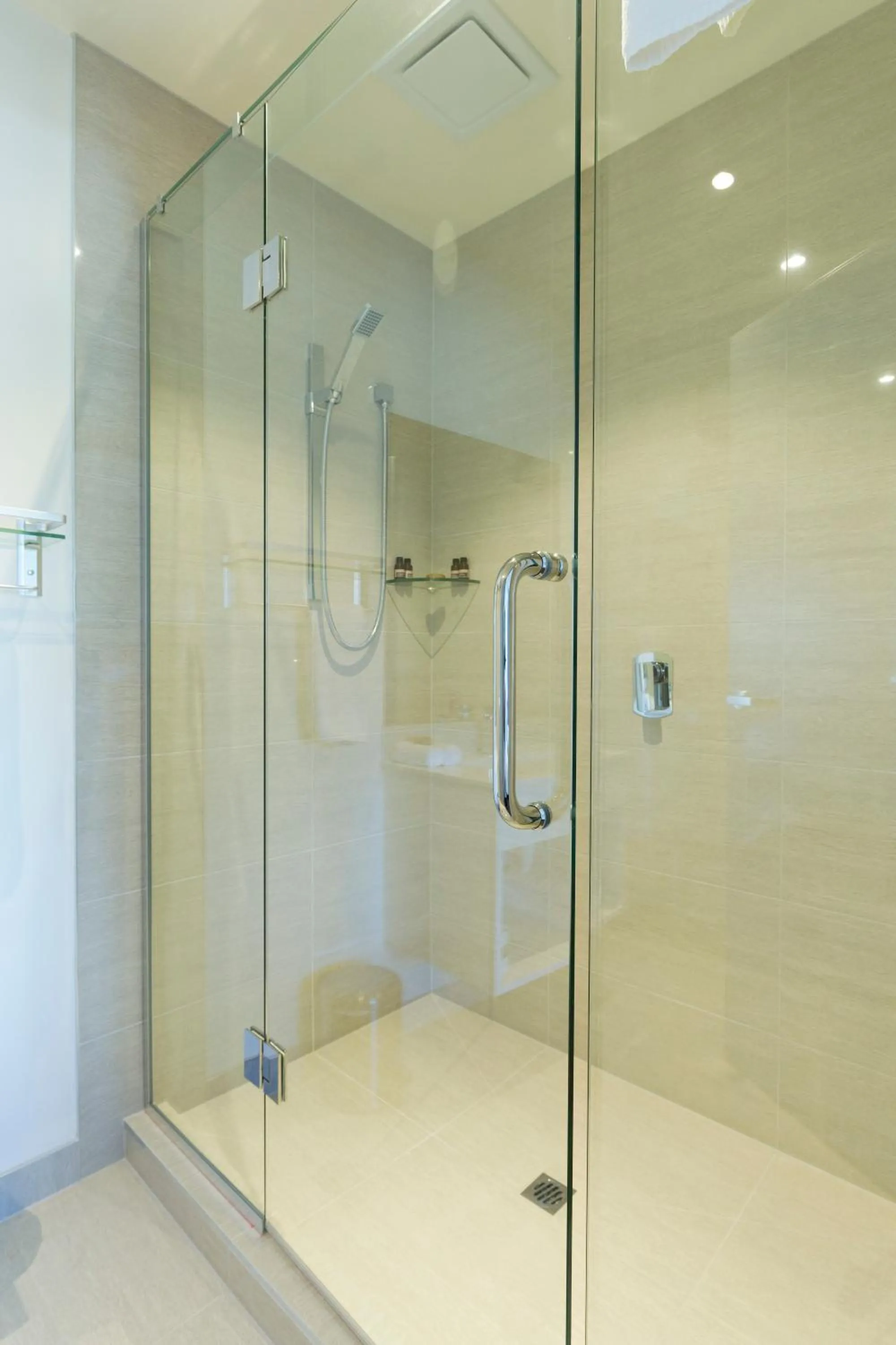 Shower in 2 on Whiteleigh and 239 on Lincoln Motel