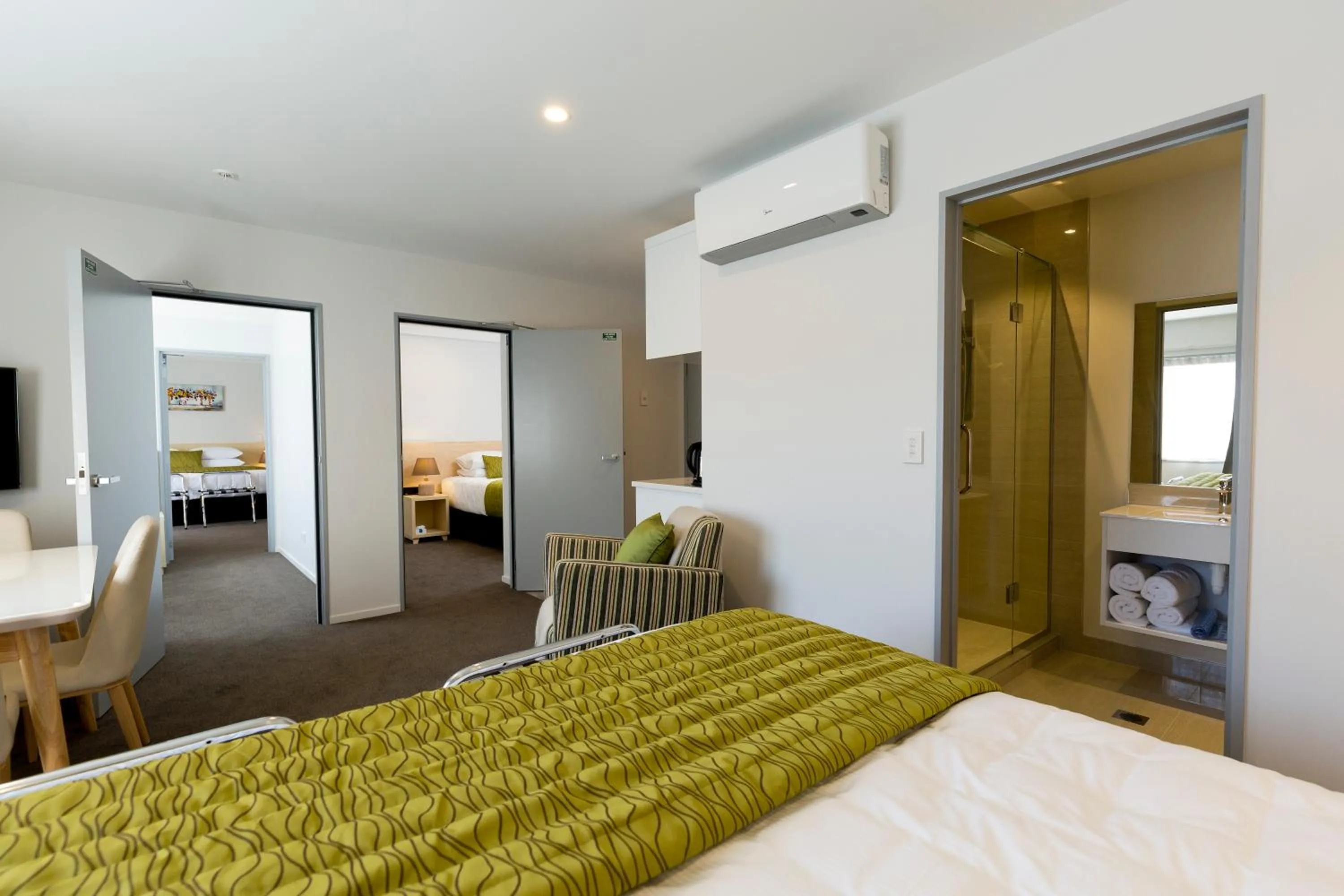 Bedroom, Bed in 2 on Whiteleigh and 239 on Lincoln Motel