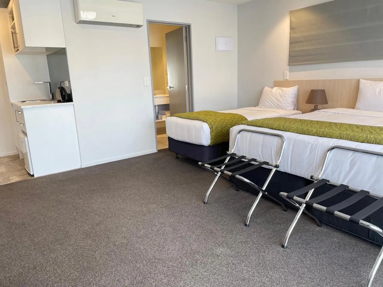 Photo of the whole room, Bed in 2 on Whiteleigh and 239 on Lincoln Motel