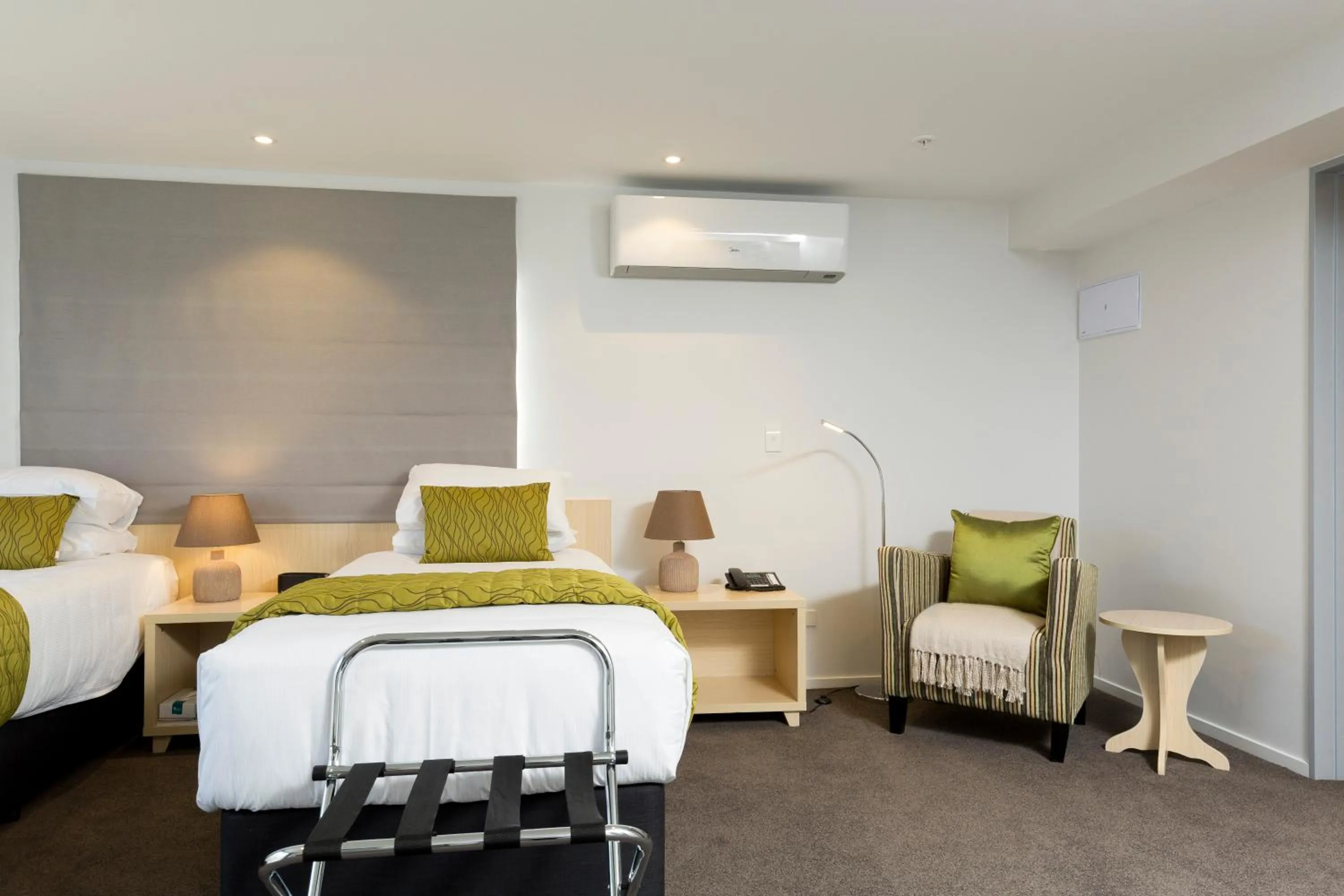 Bedroom, Bed in 2 on Whiteleigh and 239 on Lincoln Motel