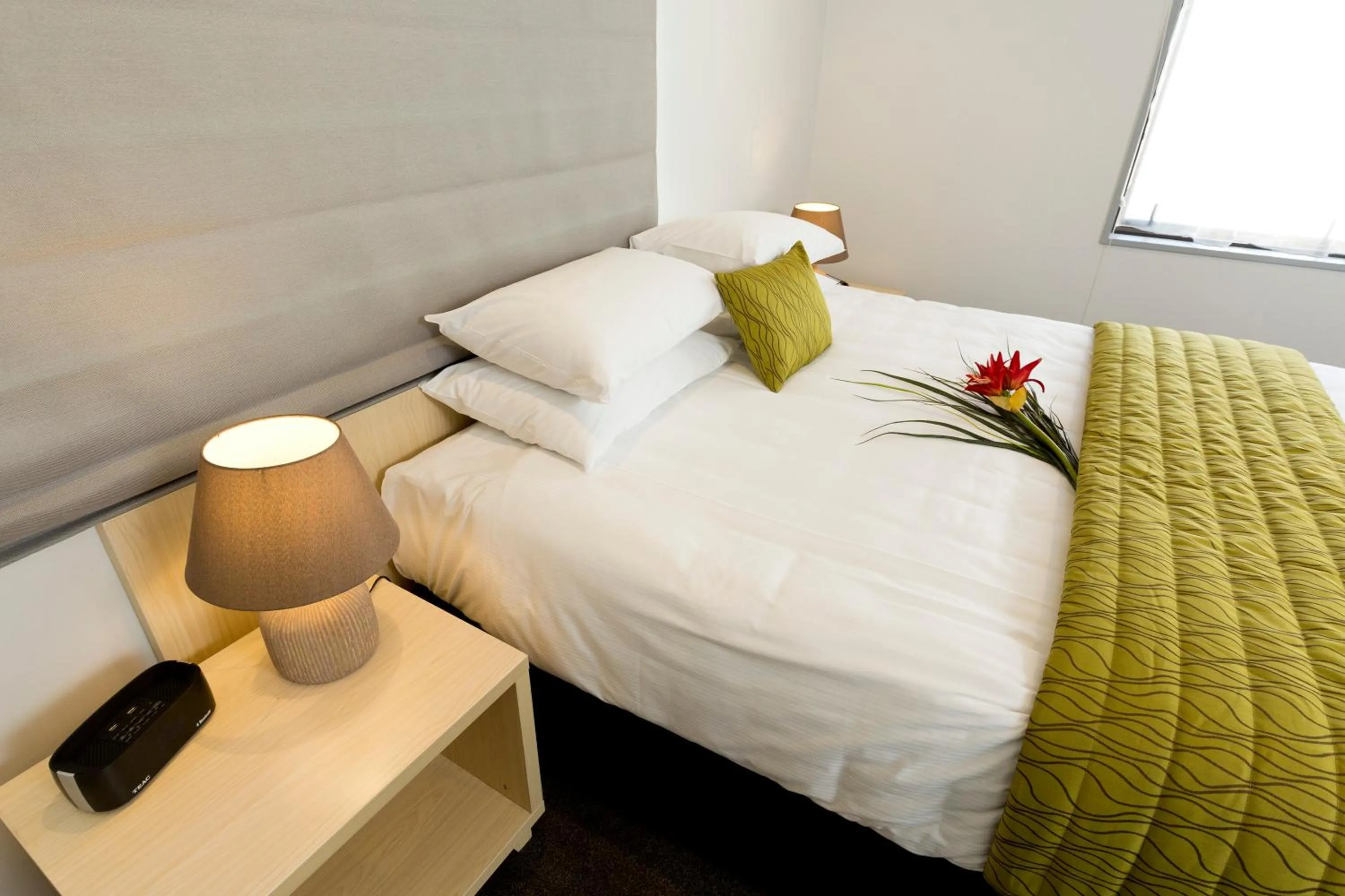 Bedroom, Bed in 2 on Whiteleigh and 239 on Lincoln Motel