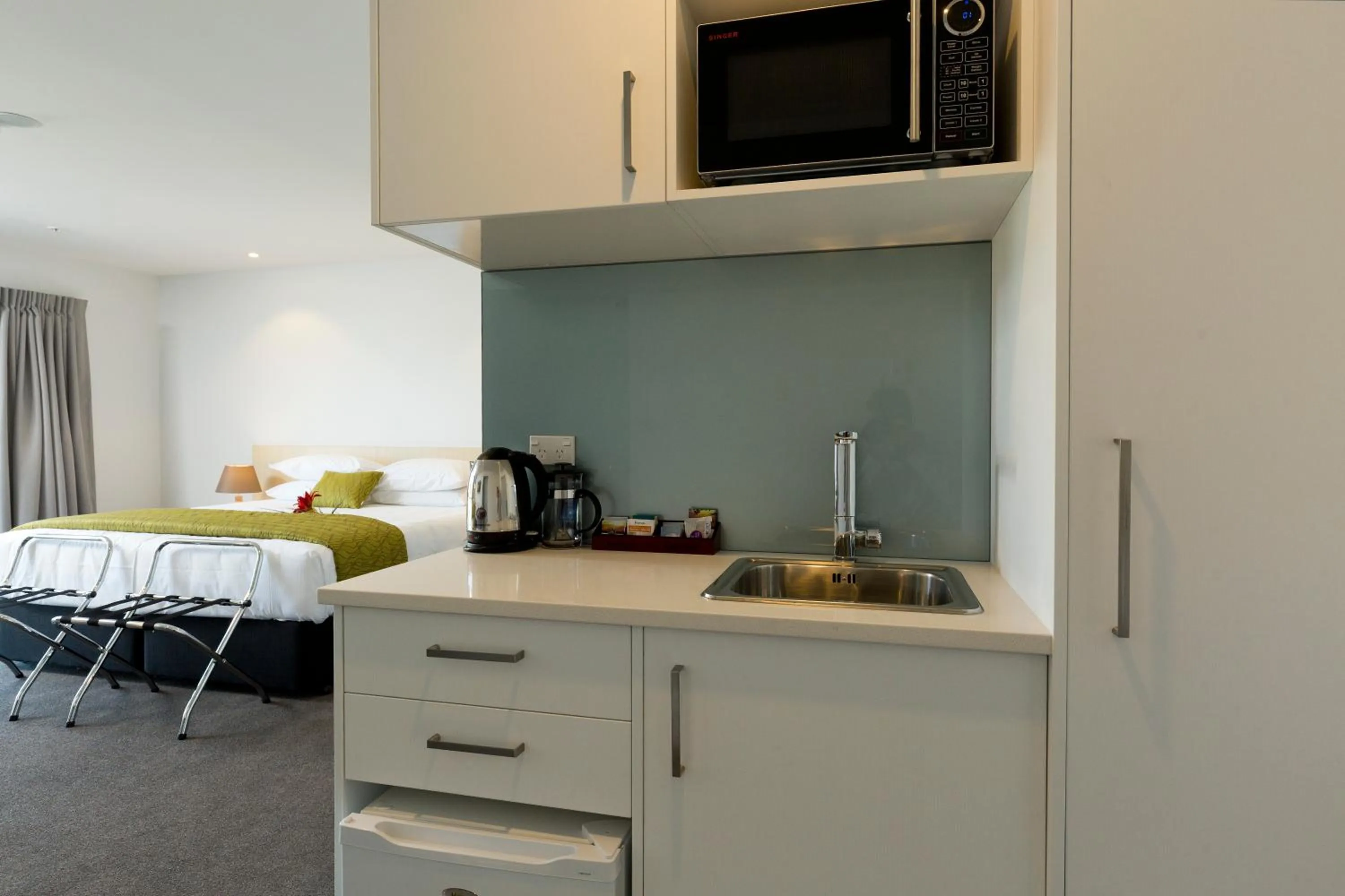 Kitchen or kitchenette, Bed in 2 on Whiteleigh and 239 on Lincoln Motel