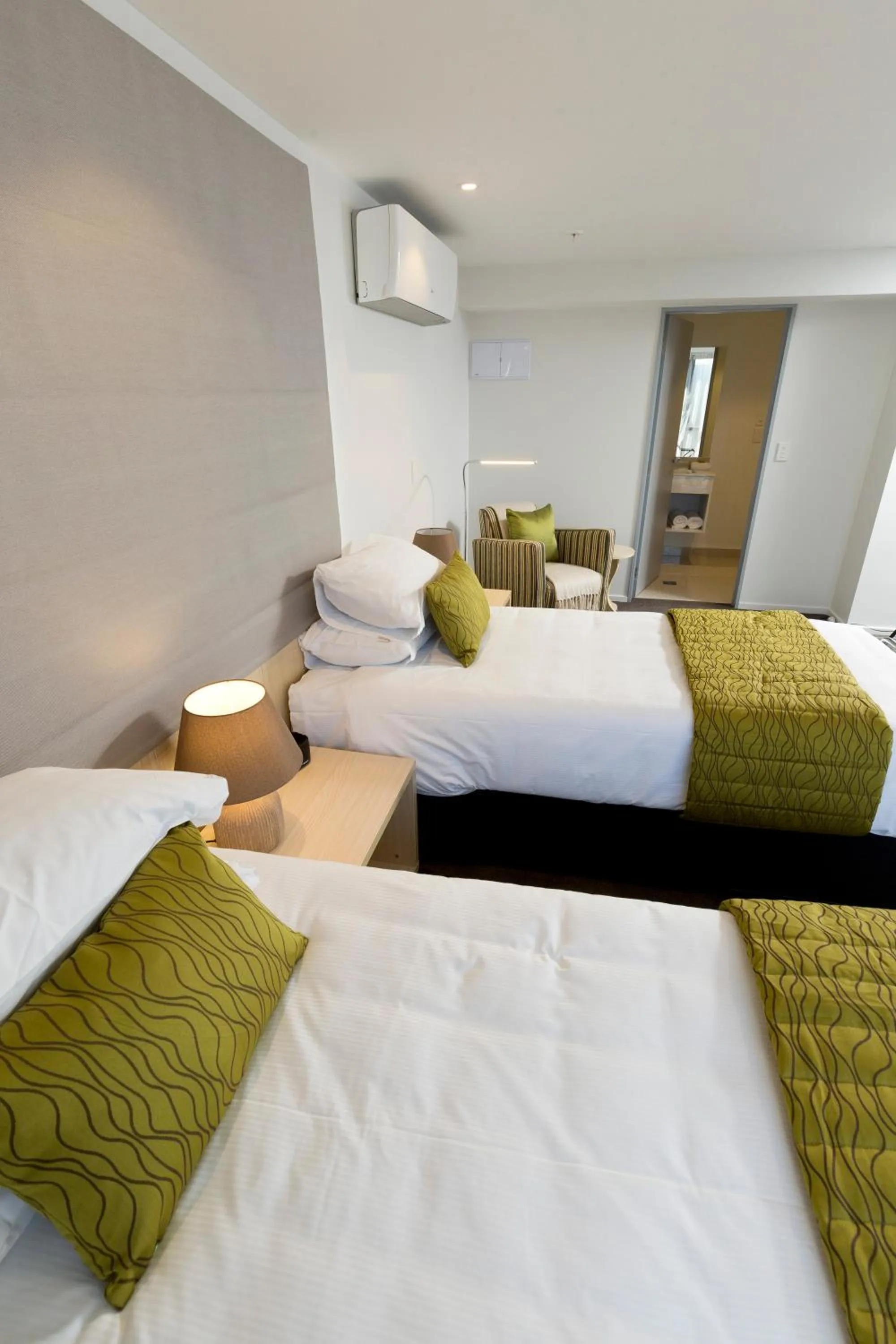 Bedroom, Bed in 2 on Whiteleigh and 239 on Lincoln Motel