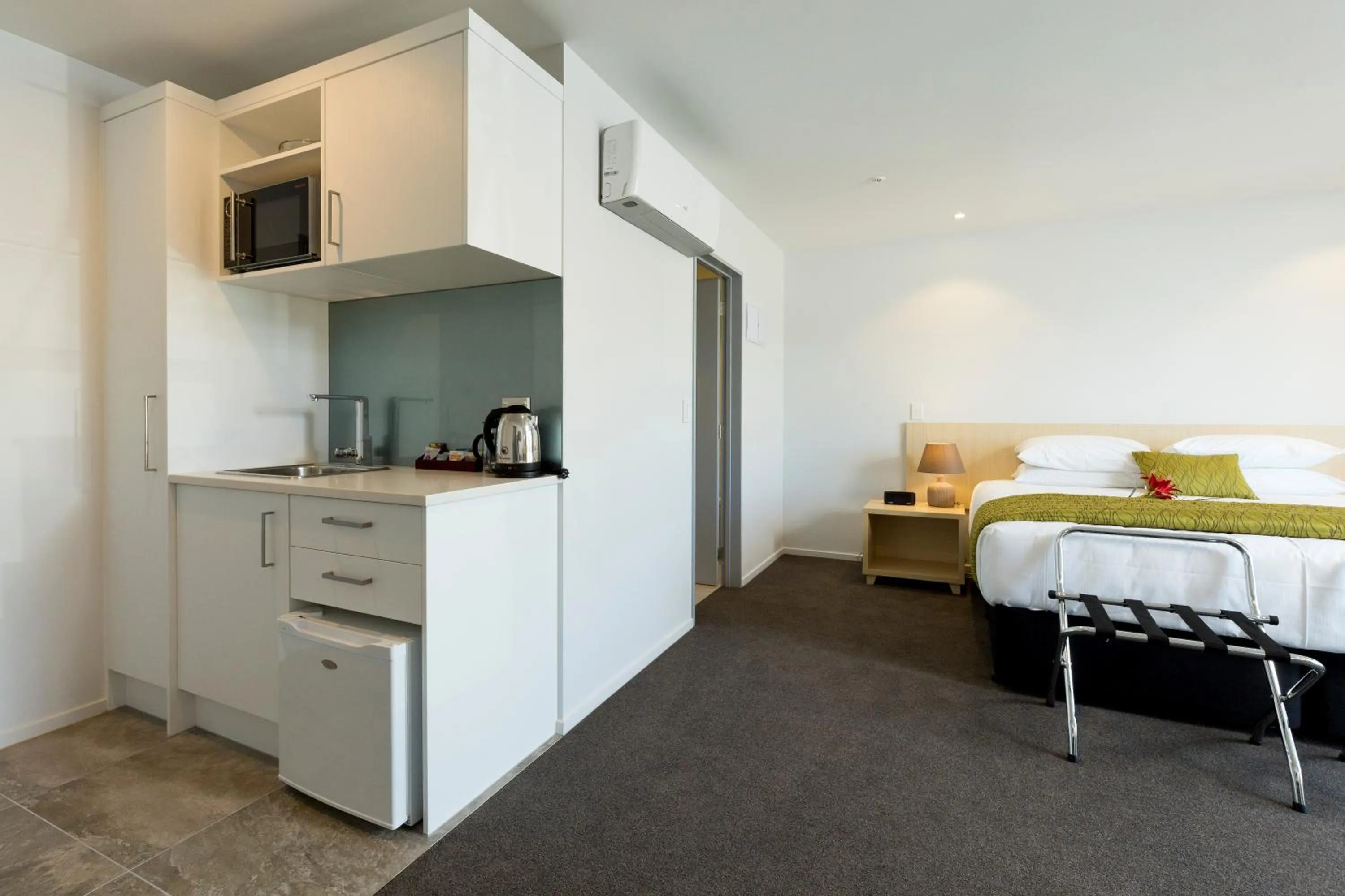 Kitchen or kitchenette, Bed in 2 on Whiteleigh and 239 on Lincoln Motel