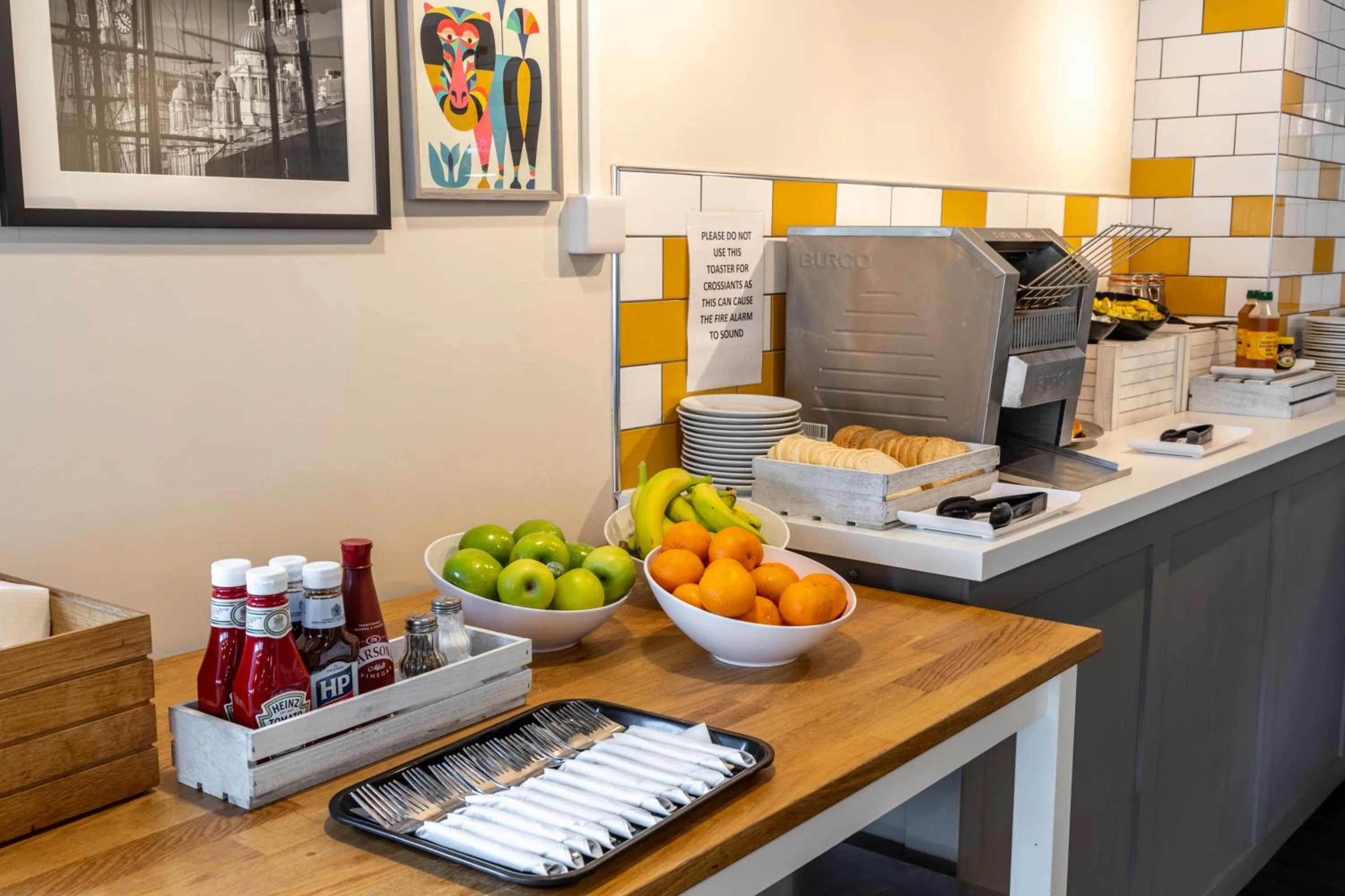 Restaurant/places to eat in Knowsley Inn & Lounge