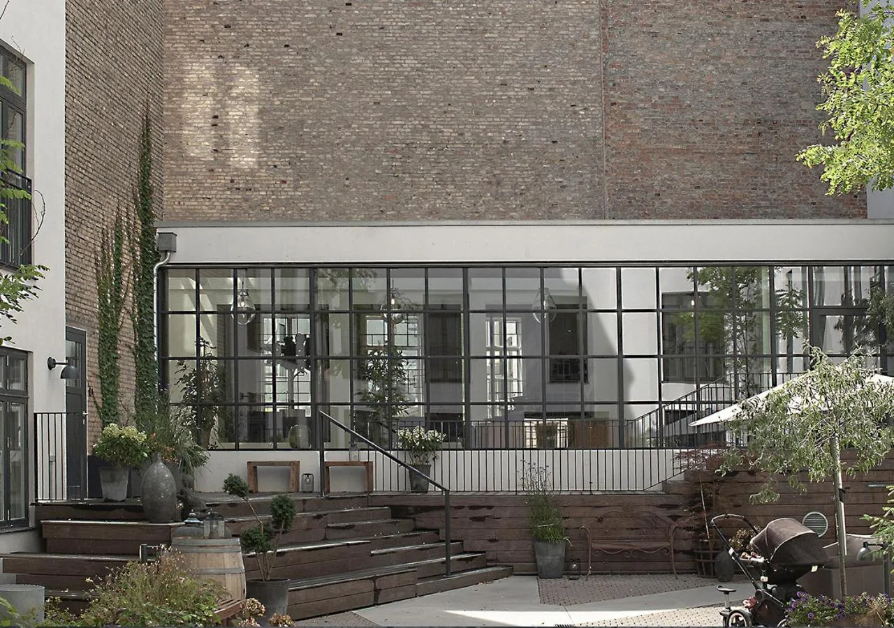 Property building in Hotel Kong Arthur