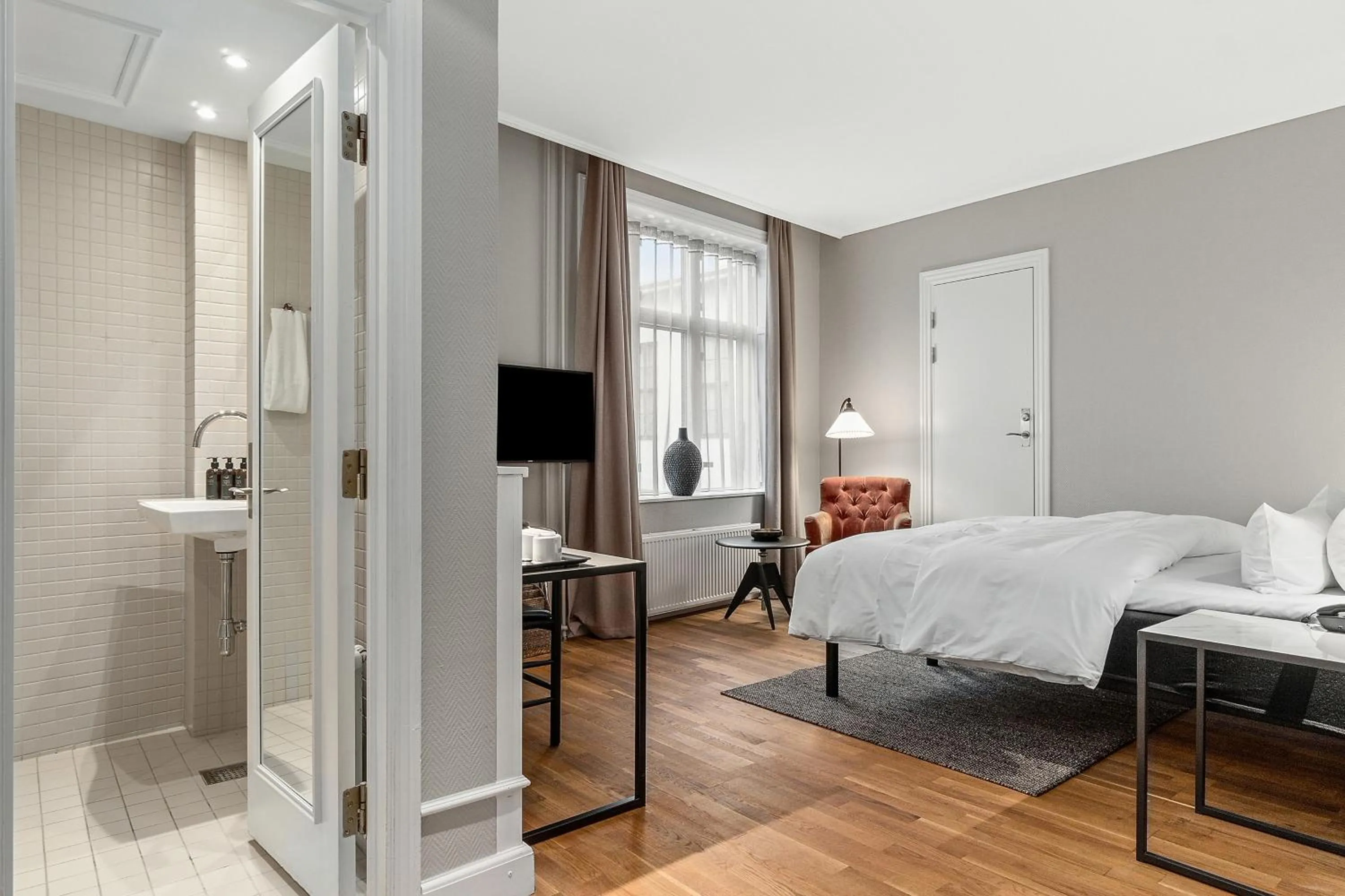 Bathroom, Bed in Hotel Kong Arthur