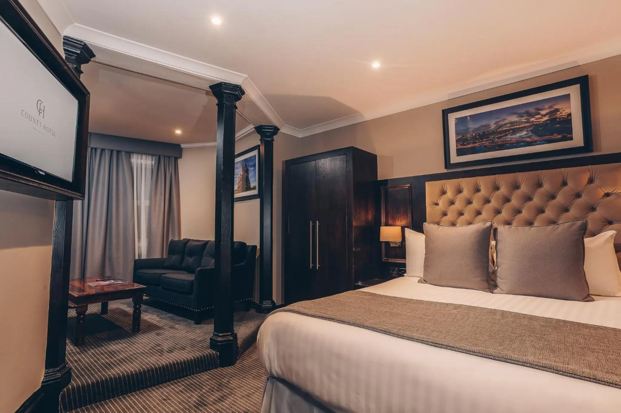 Seating area, Bed in The County Hotel Newcastle