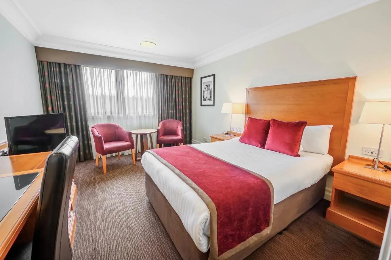 Bedroom, Bed in The Aberdeen Altens Hotel