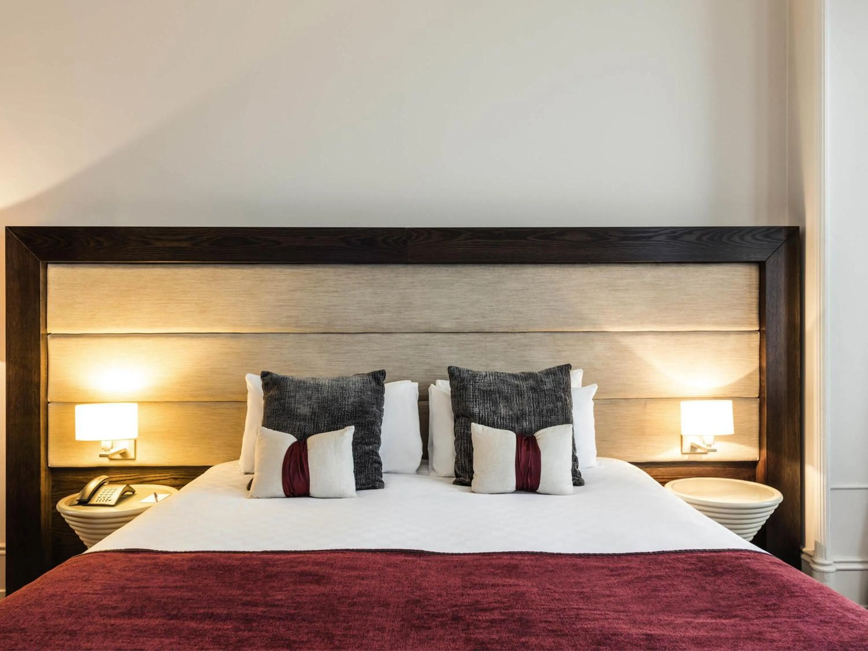 Bedroom, Bed in Mercure Aberdeen Caledonian Hotel