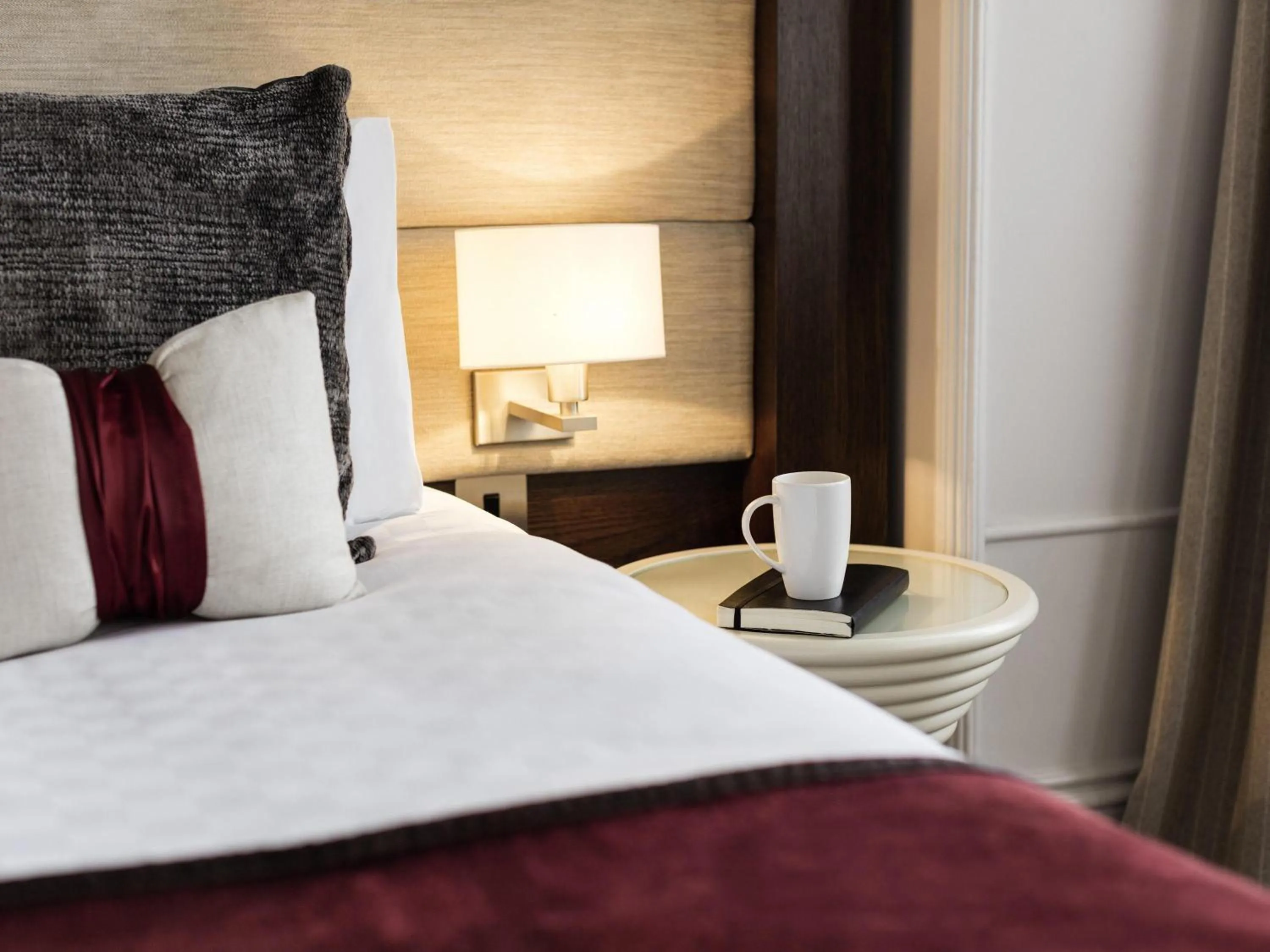 Bedroom, Bed in Mercure Aberdeen Caledonian Hotel