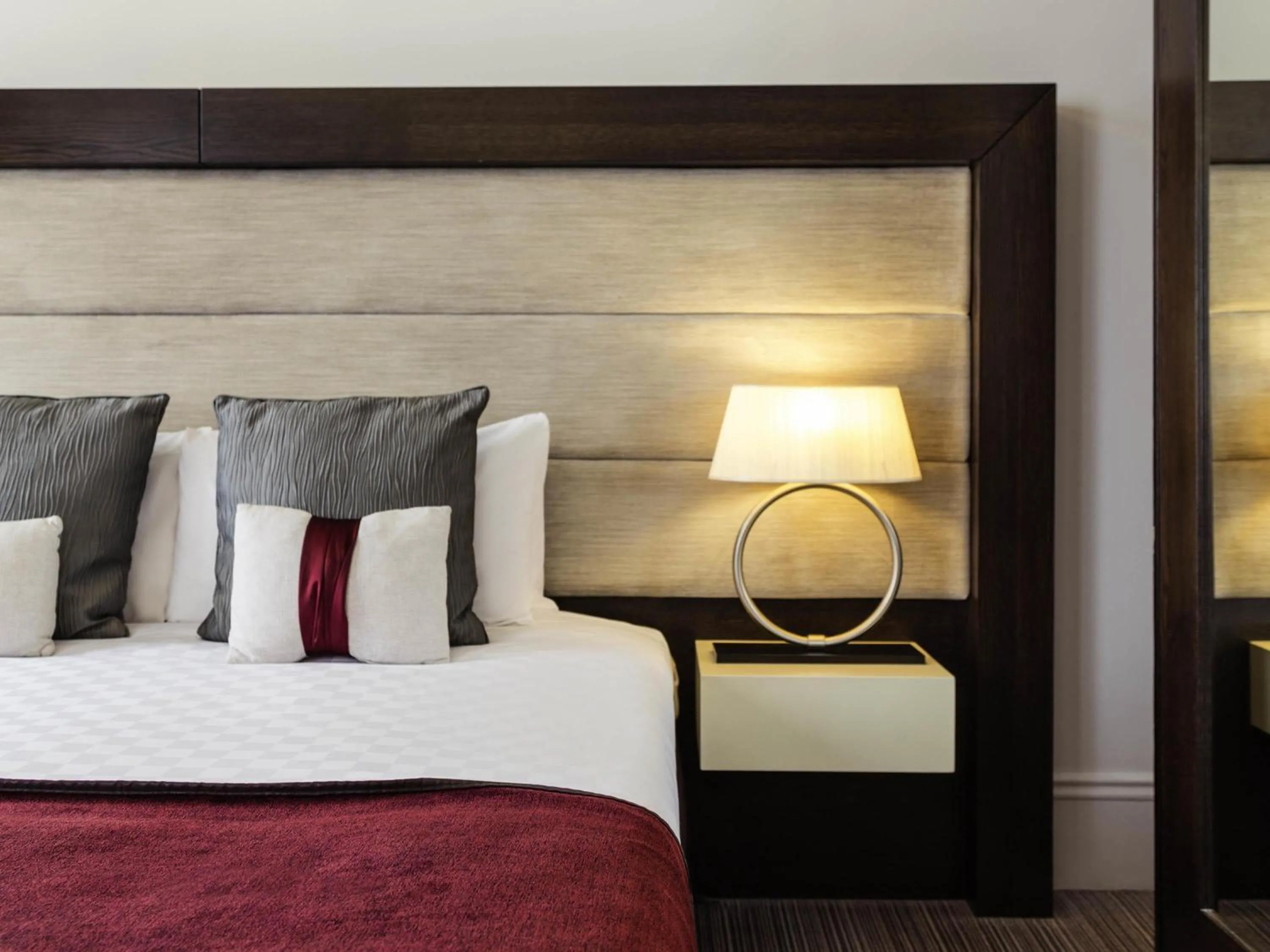 Bedroom, Bed in Mercure Aberdeen Caledonian Hotel