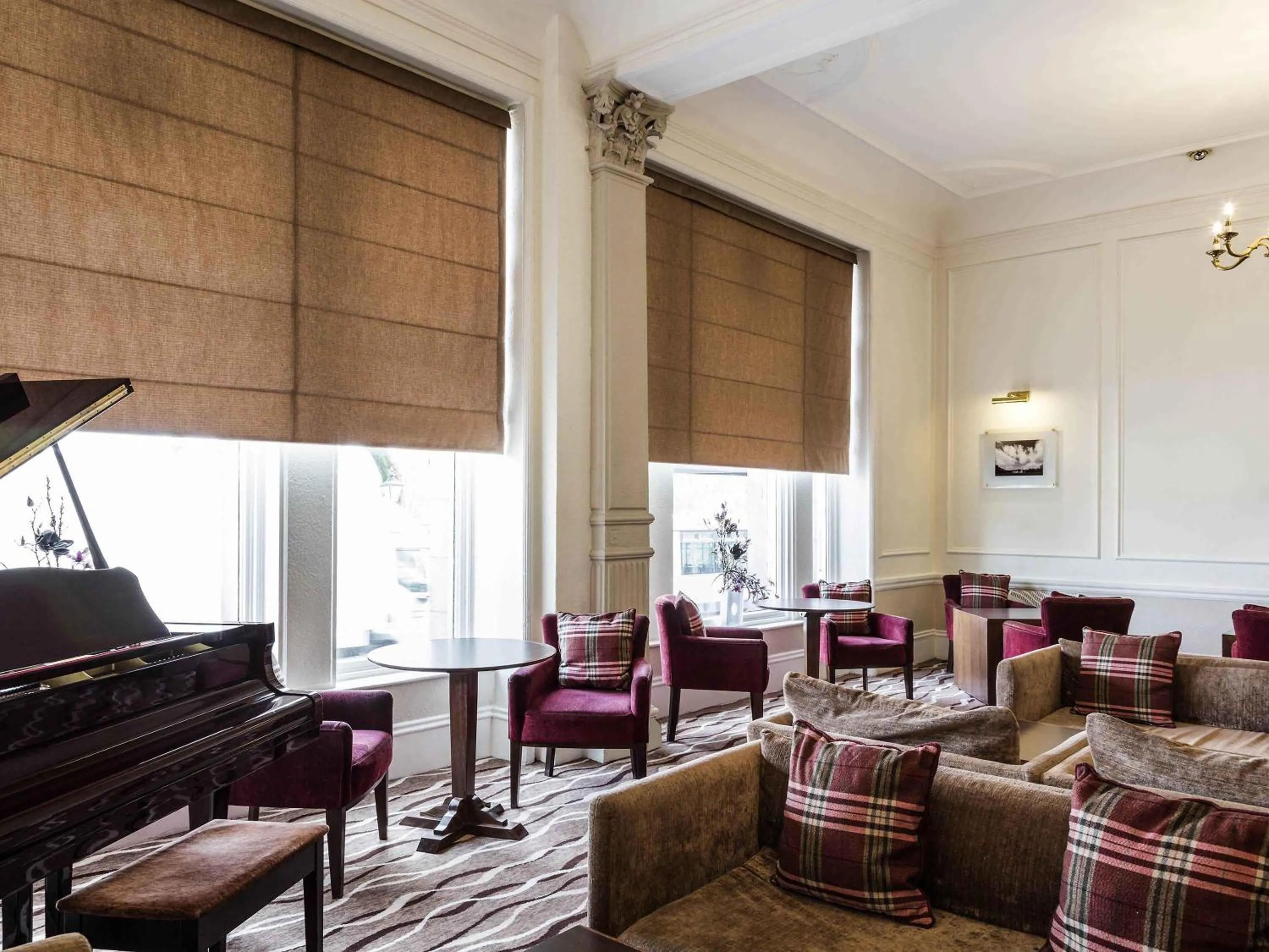 Lounge or bar in Mercure Aberdeen Caledonian Hotel