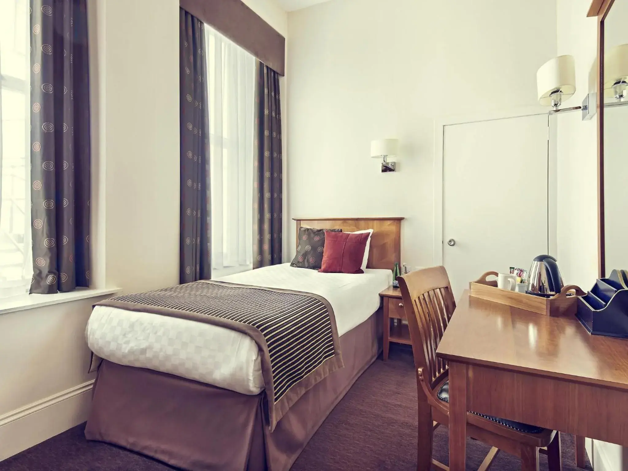 Standard Single Room in Mercure Aberdeen Caledonian Hotel Standard Single Room in Mercure Aberdeen Caledonian Hotel