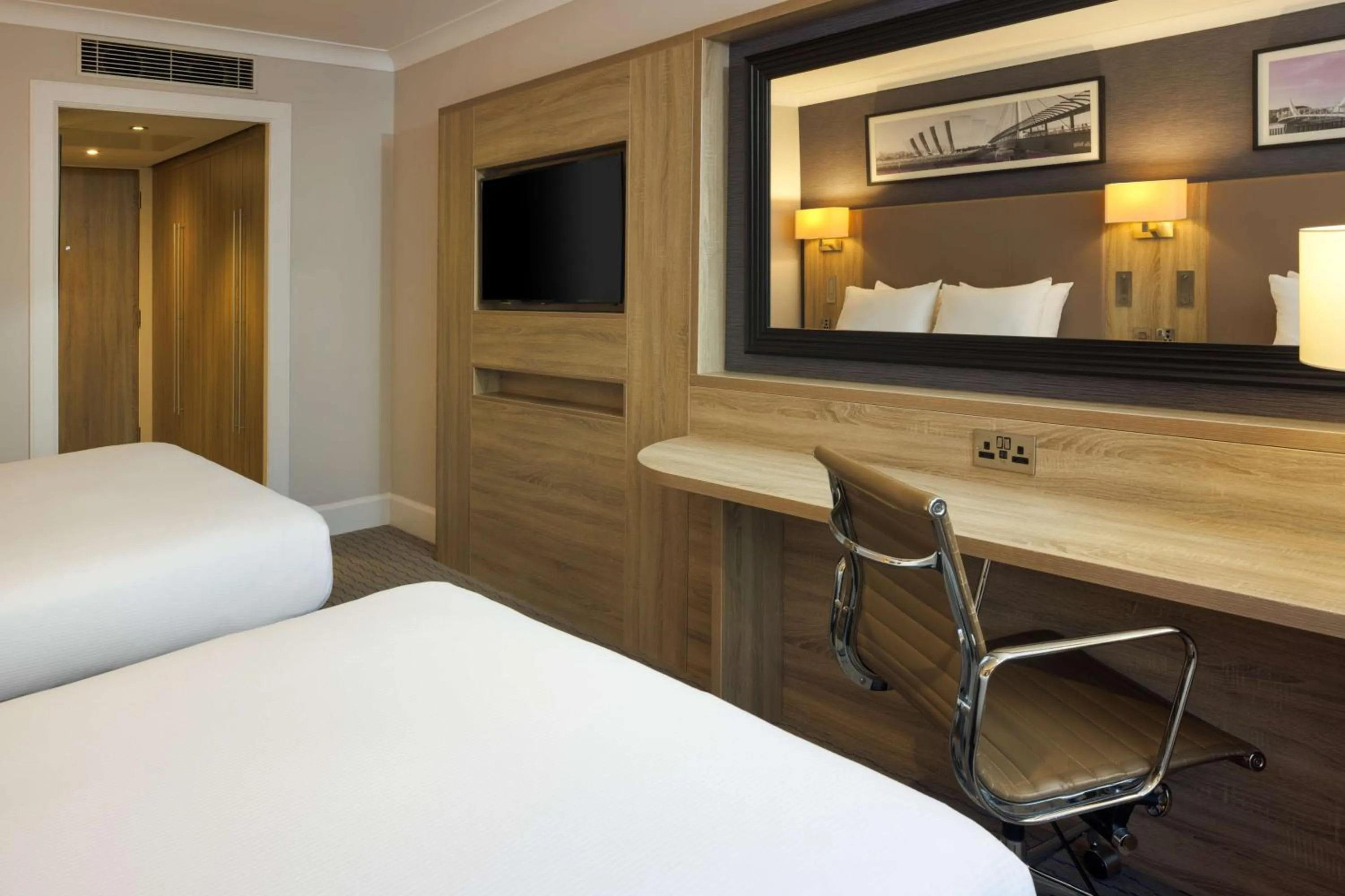 Photo of the whole room, Bed in DoubleTree by Hilton Glasgow Central
