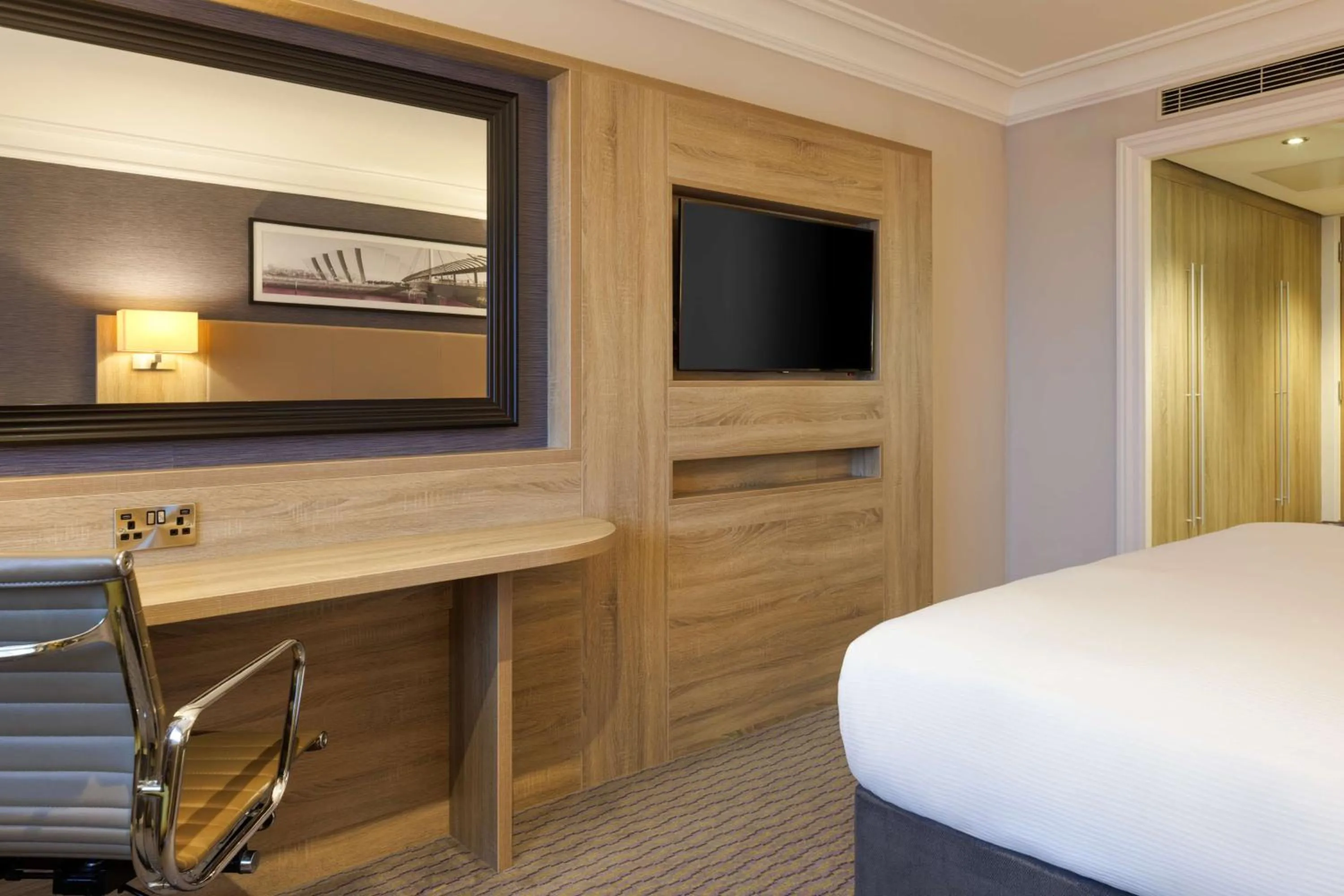 Photo of the whole room, Bed in DoubleTree by Hilton Glasgow Central