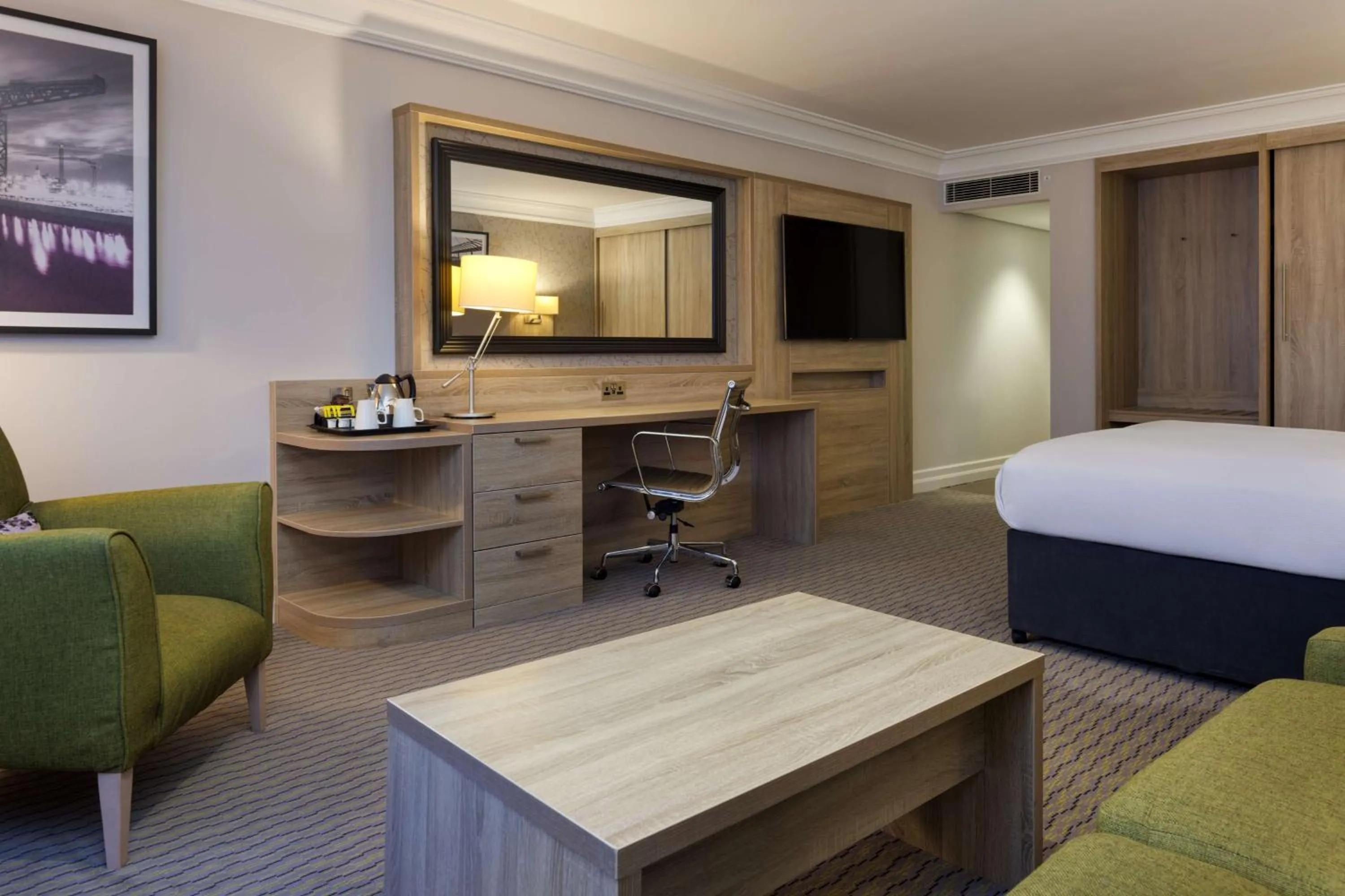 Photo of the whole room, Bed in DoubleTree by Hilton Glasgow Central