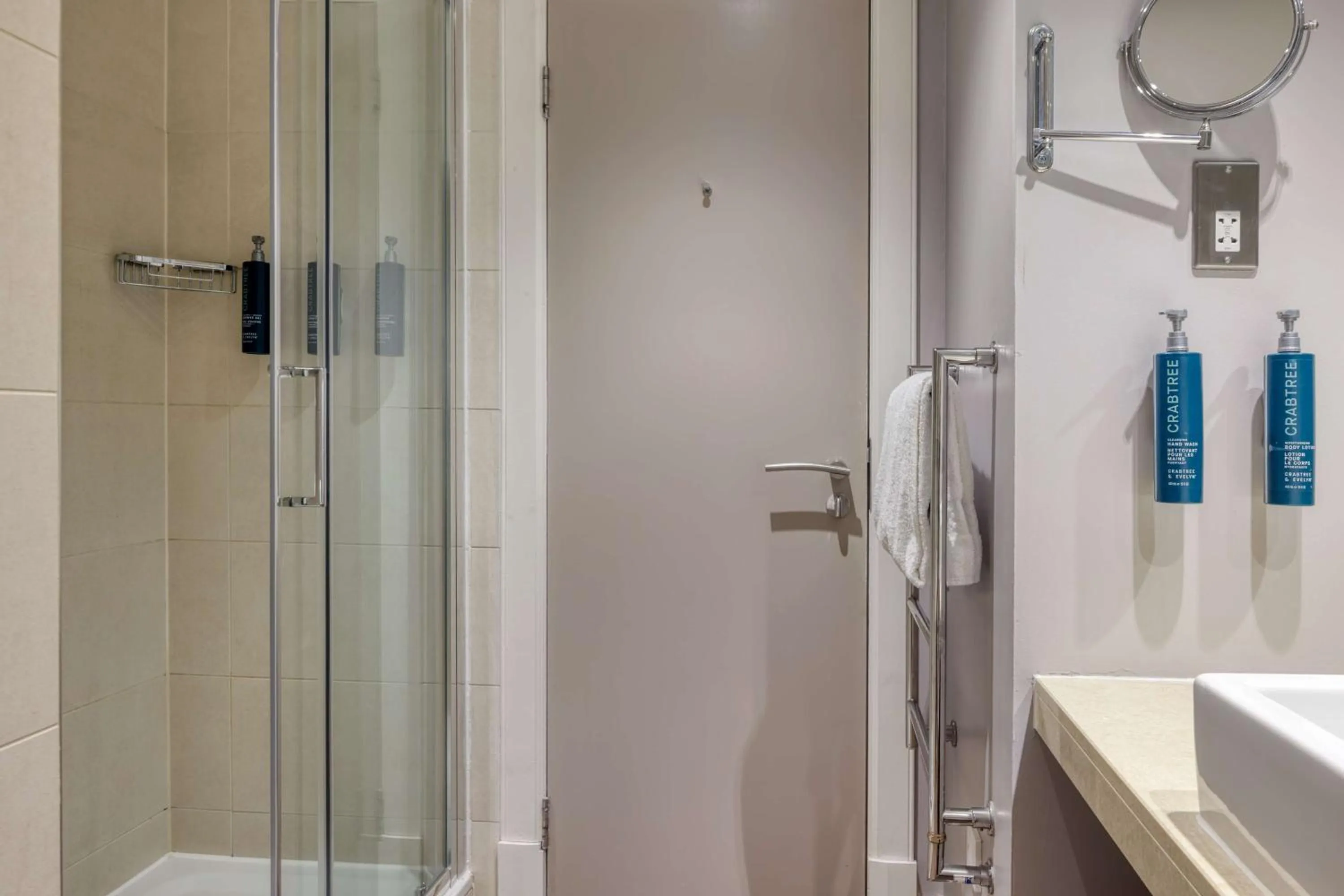 Photo of the whole room in DoubleTree by Hilton Glasgow Central