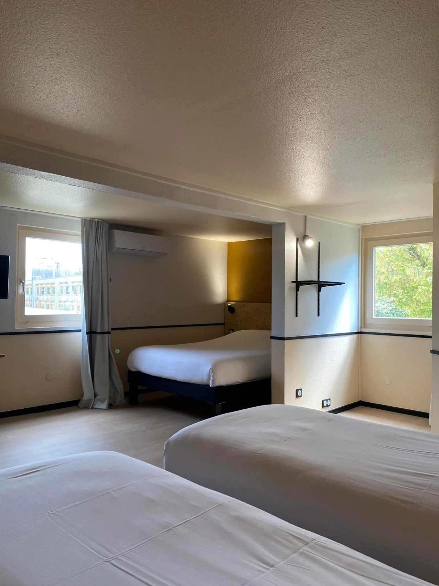 Bed in Greet Hôtel Villeneuve la Garenne - rénové