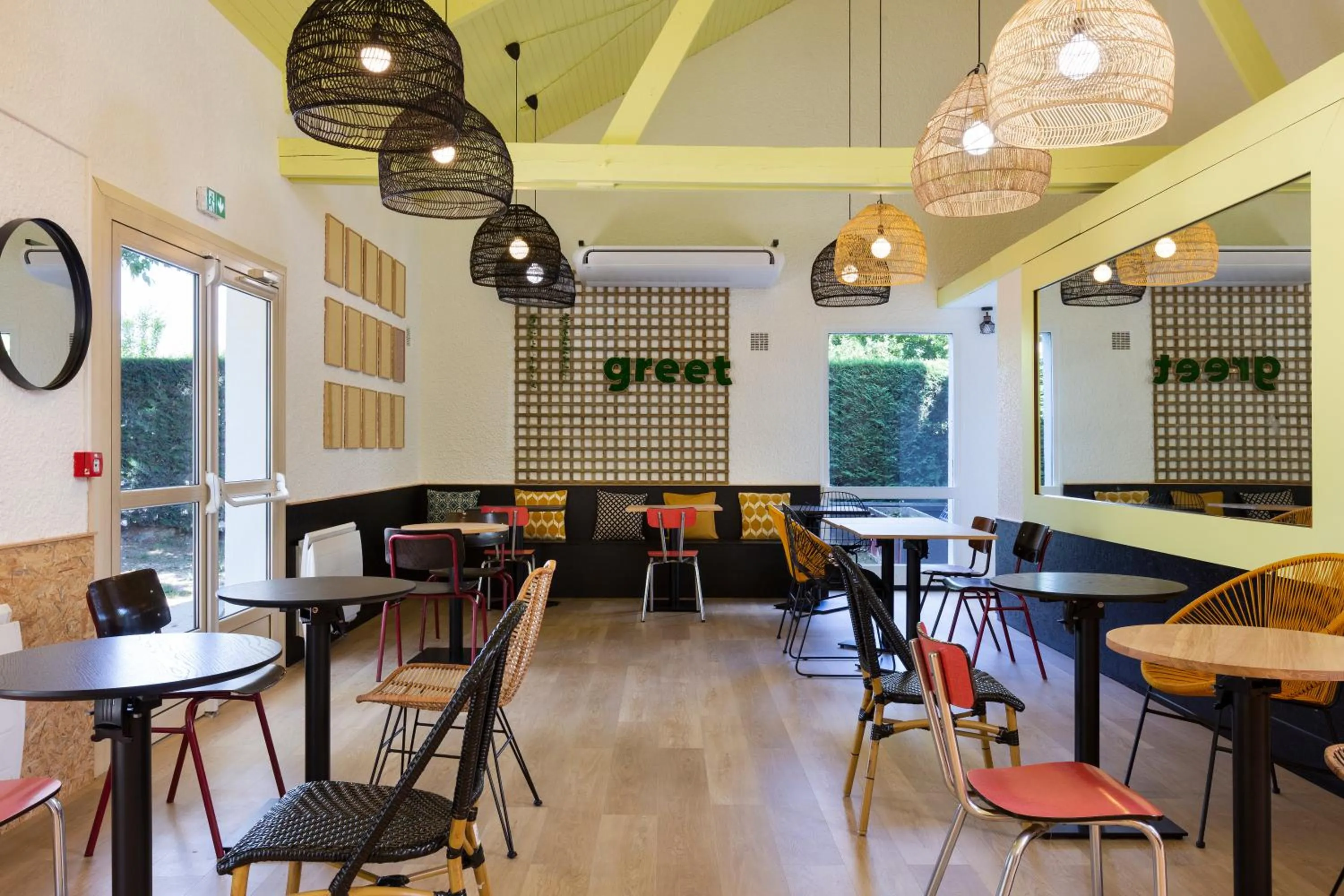 Lounge or bar in Greet Hôtel Villeneuve la Garenne - rénové