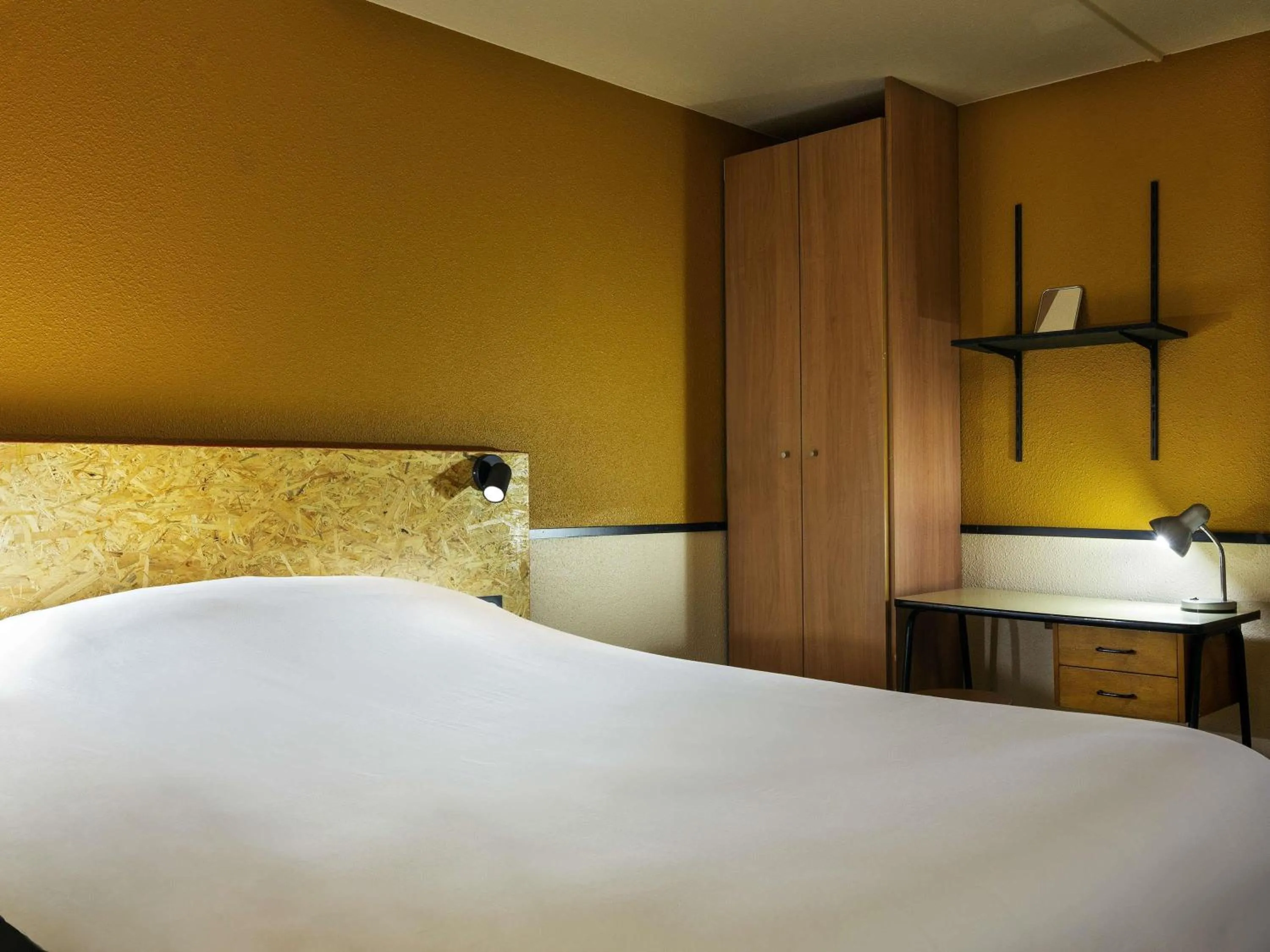 Bedroom, Bed in Greet Hôtel Villeneuve la Garenne - rénové