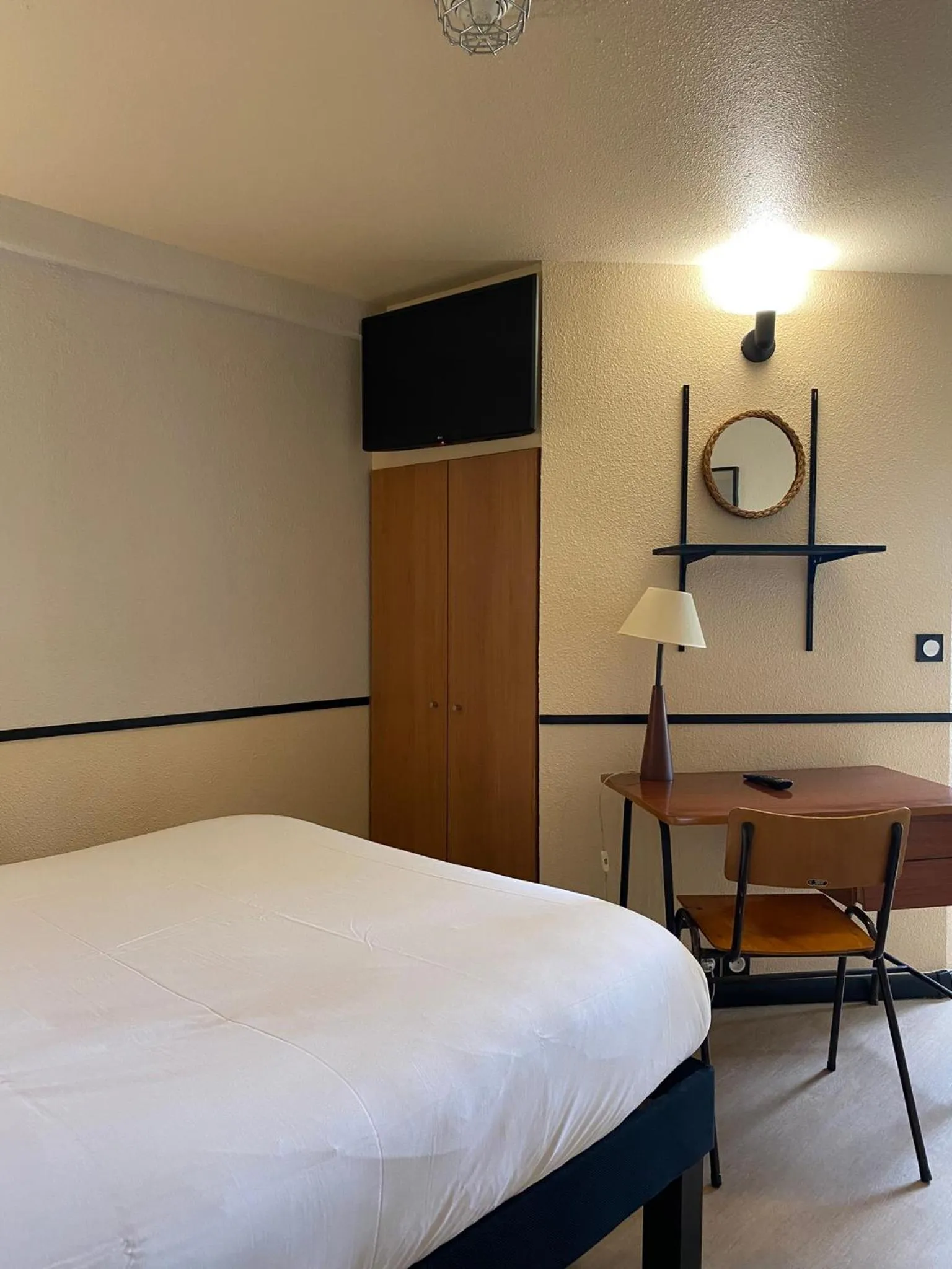 Bed in Greet Hôtel Villeneuve la Garenne - rénové