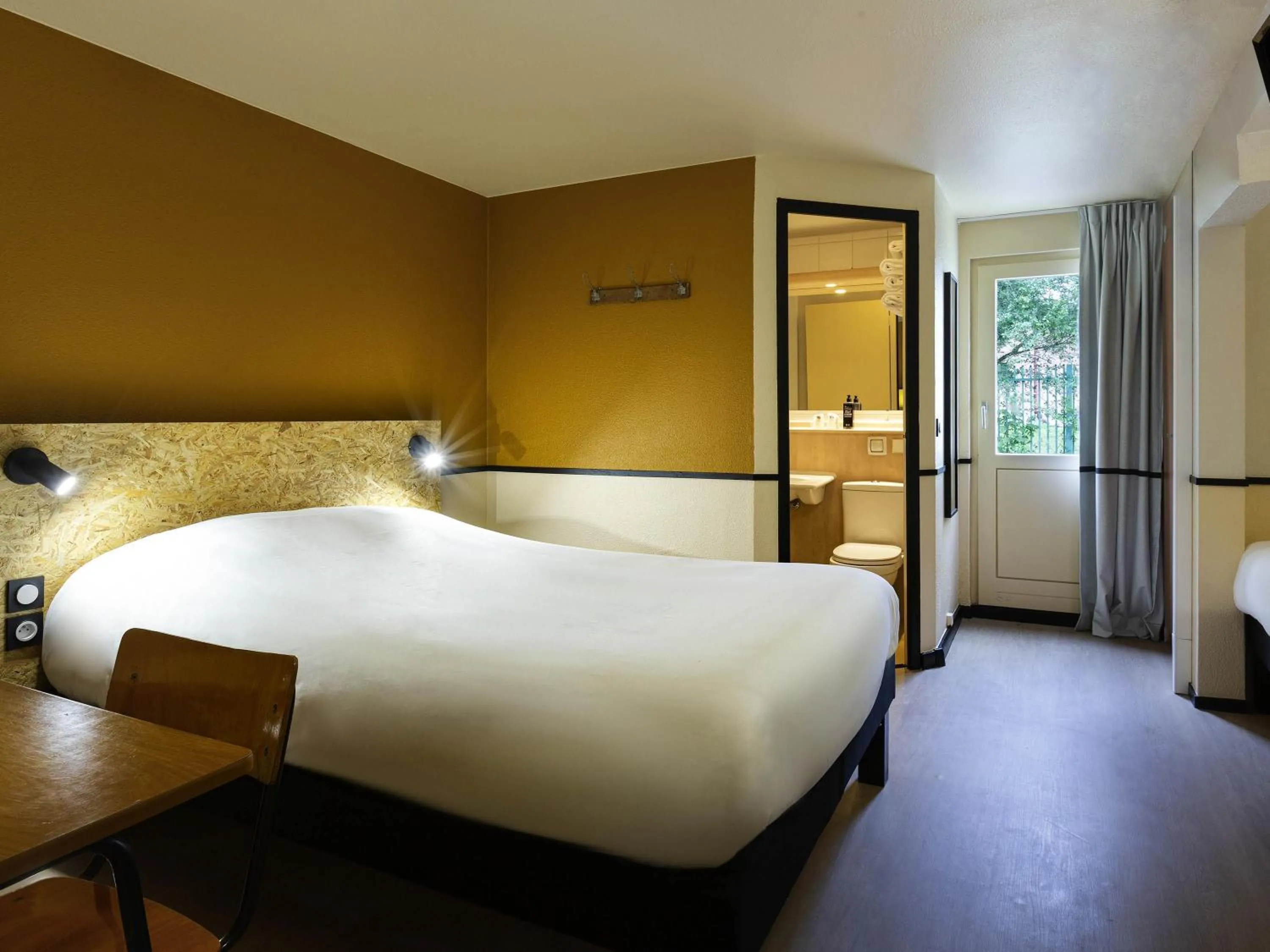 Bedroom, Bed in Greet Hôtel Villeneuve la Garenne - rénové