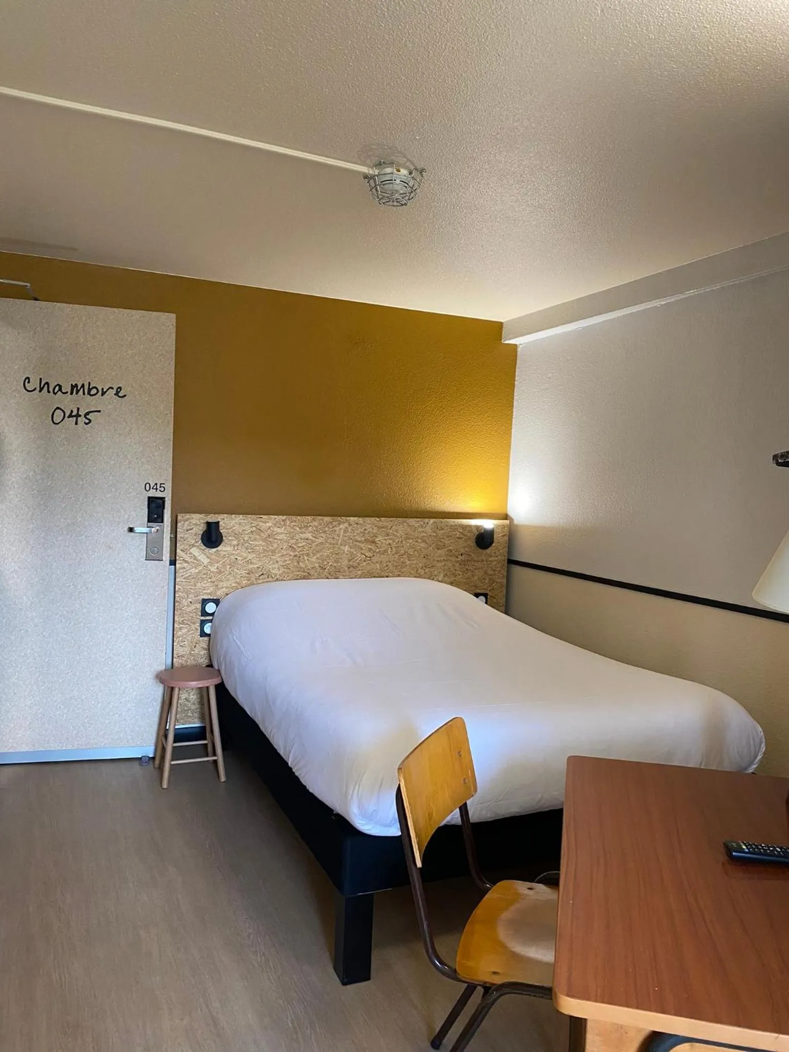 Bedroom, Bed in Greet Hôtel Villeneuve la Garenne - rénové