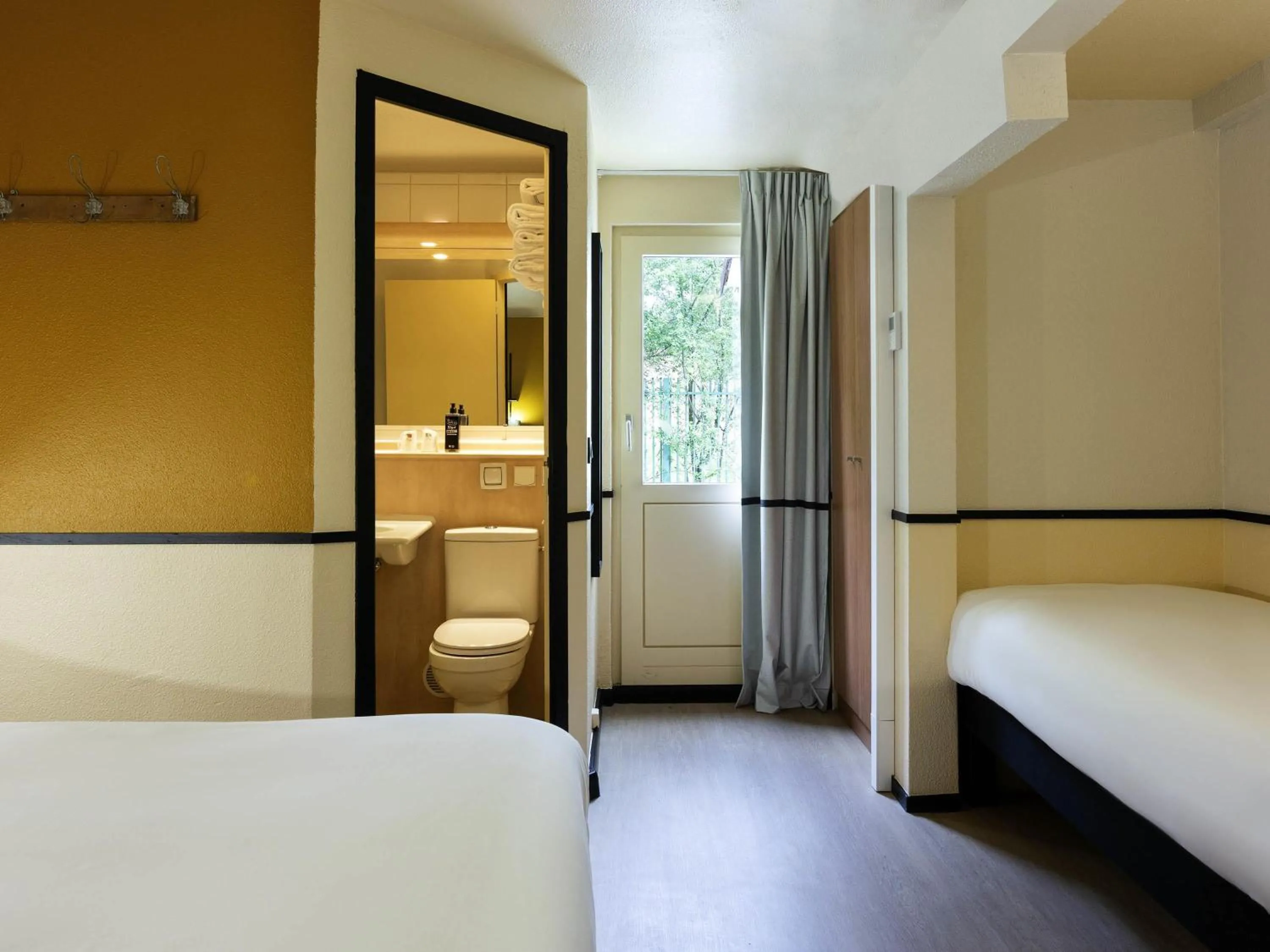 Bedroom, Bed in Greet Hôtel Villeneuve la Garenne - rénové