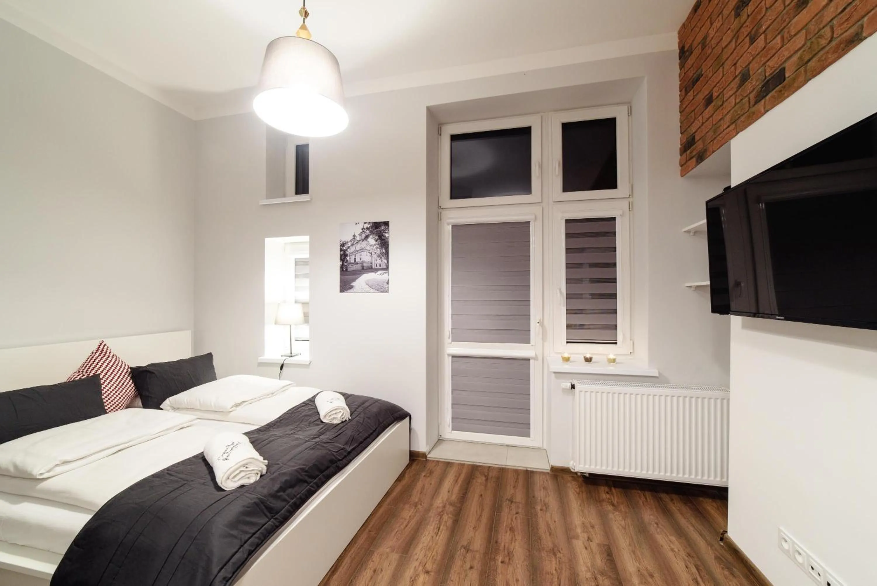 Bed in 2 Nights Apartments - great location, right next to Main Rail and Bus Station, 10 min to Main Square by foot