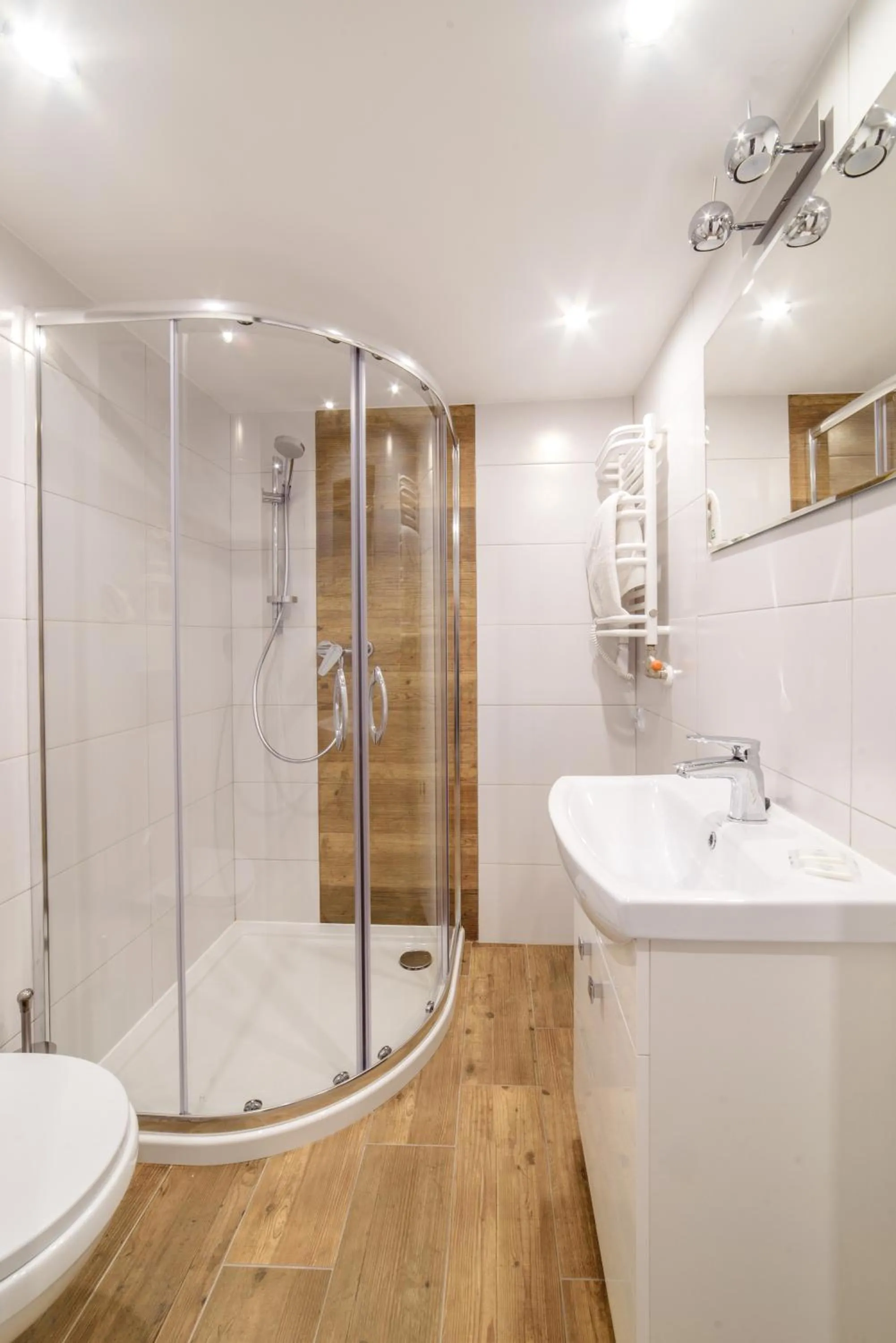 Bathroom in 2 Nights Apartments - great location, right next to Main Rail and Bus Station, 10 min to Main Square by foot