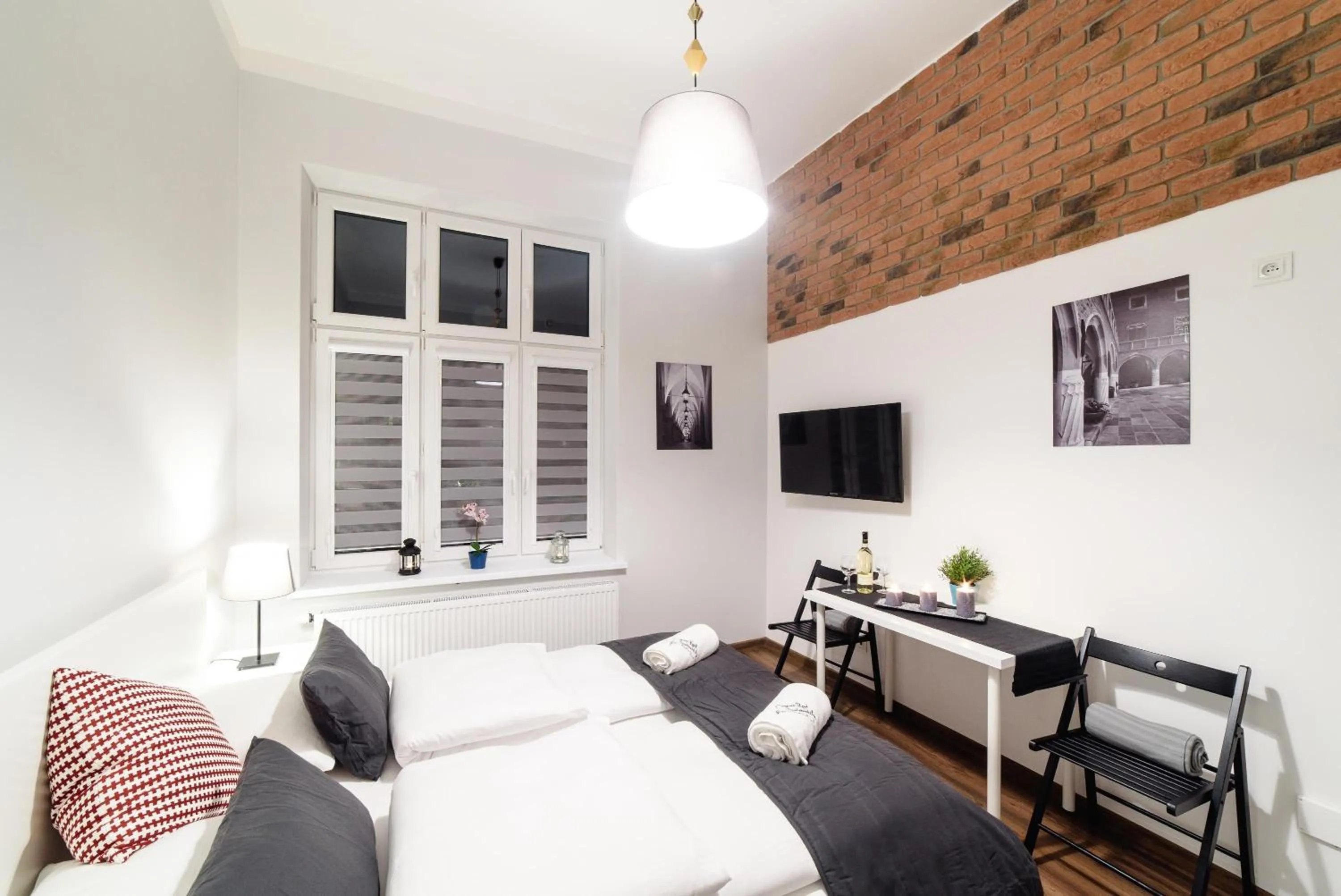 Other, Bed in 2 Nights Apartments - great location, right next to Main Rail and Bus Station, 10 min to Main Square by foot