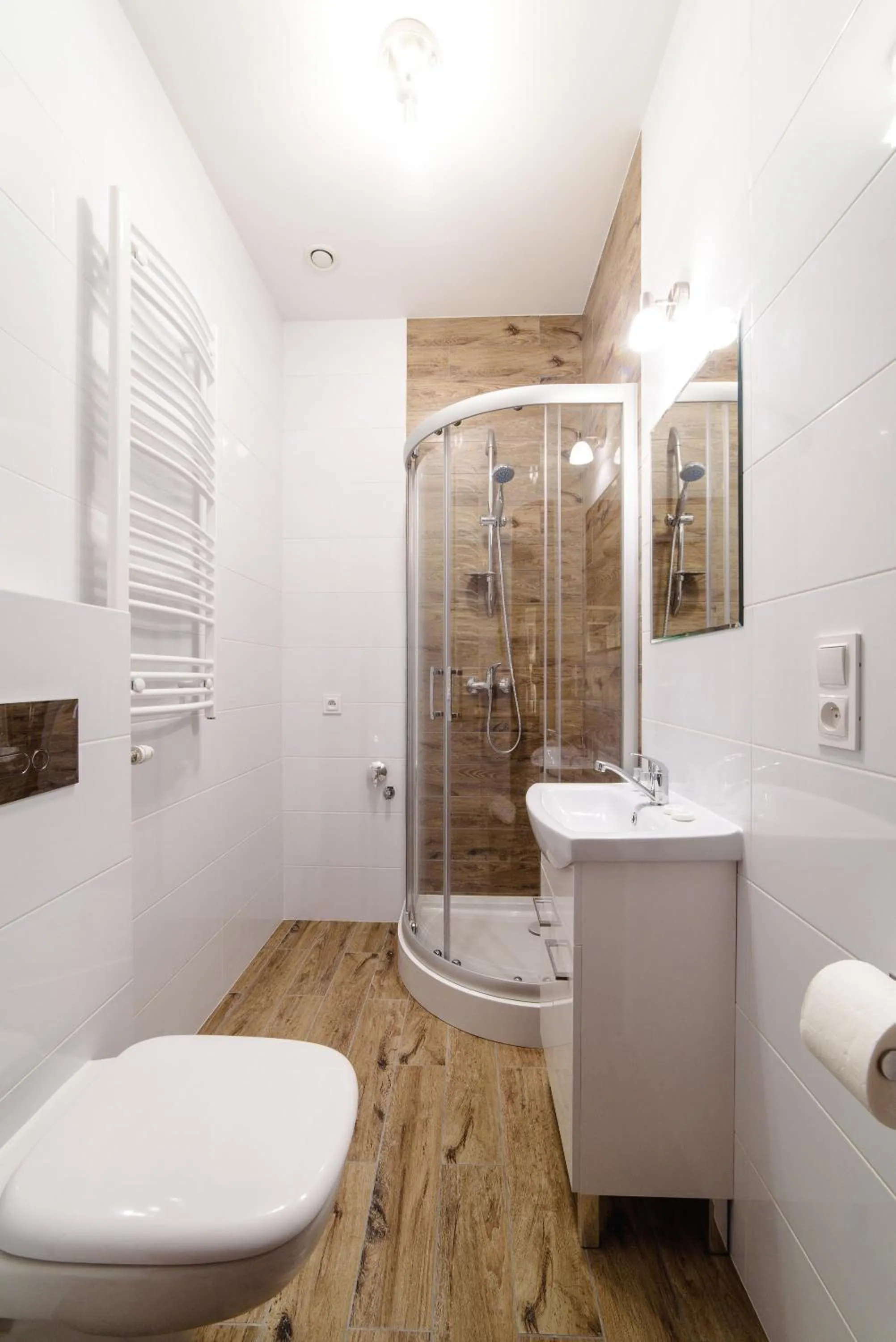 Shower in 2 Nights Apartments - great location, right next to Main Rail and Bus Station, 10 min to Main Square by foot