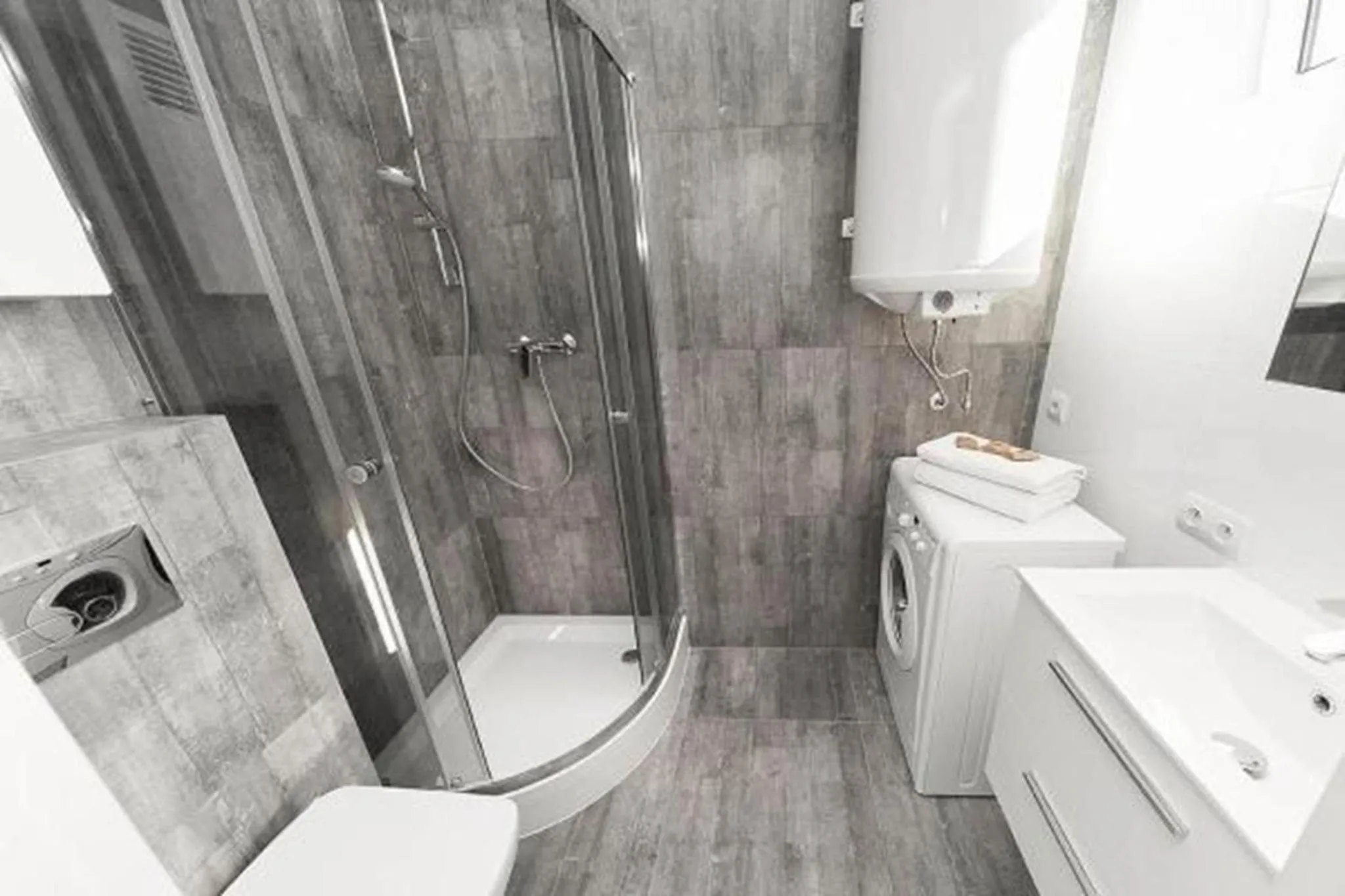 Bathroom in 2 Nights Apartments - great location, right next to Main Rail and Bus Station, 10 min to Main Square by foot