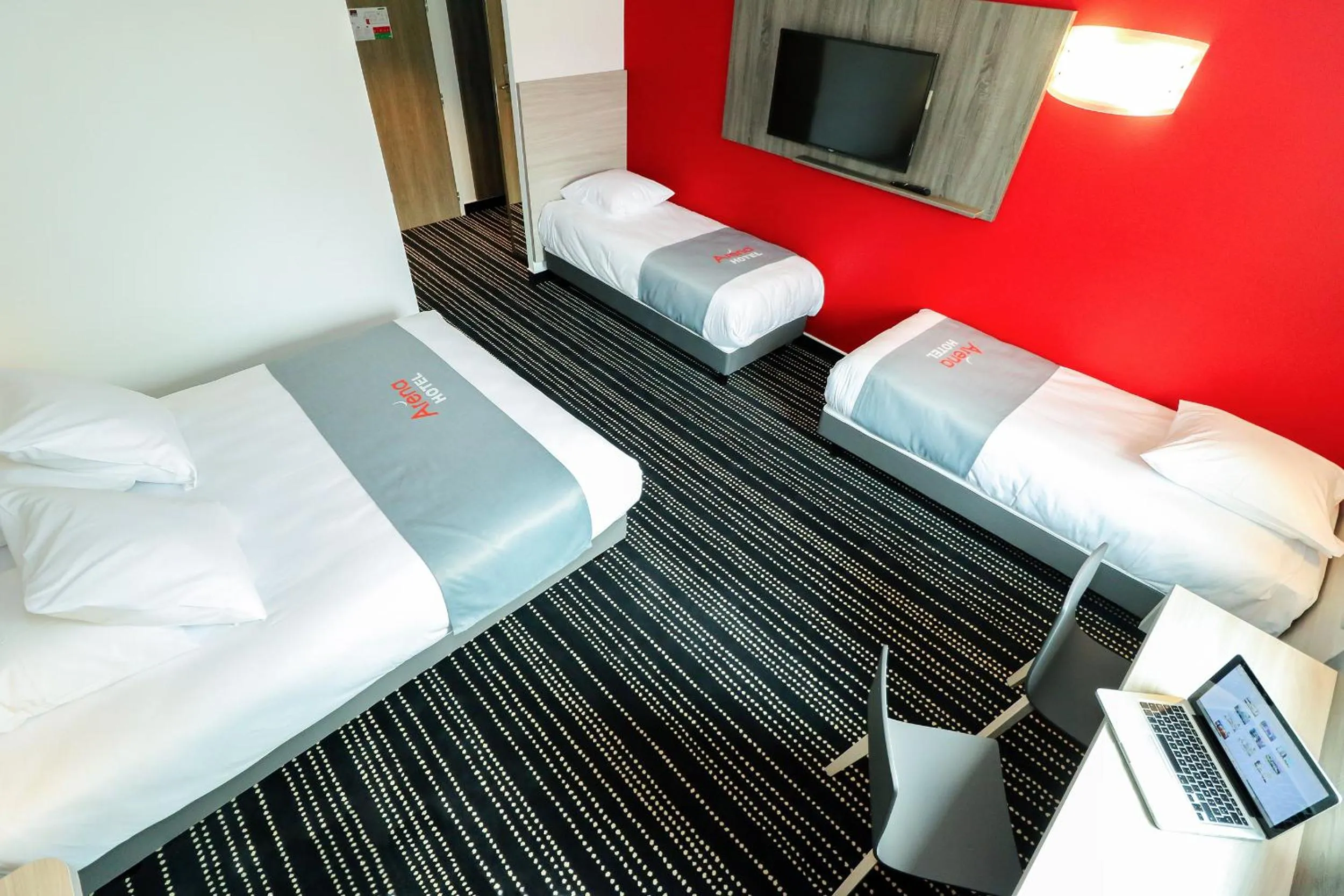 Photo of the whole room, Bed in Hotel Arena Toulouse