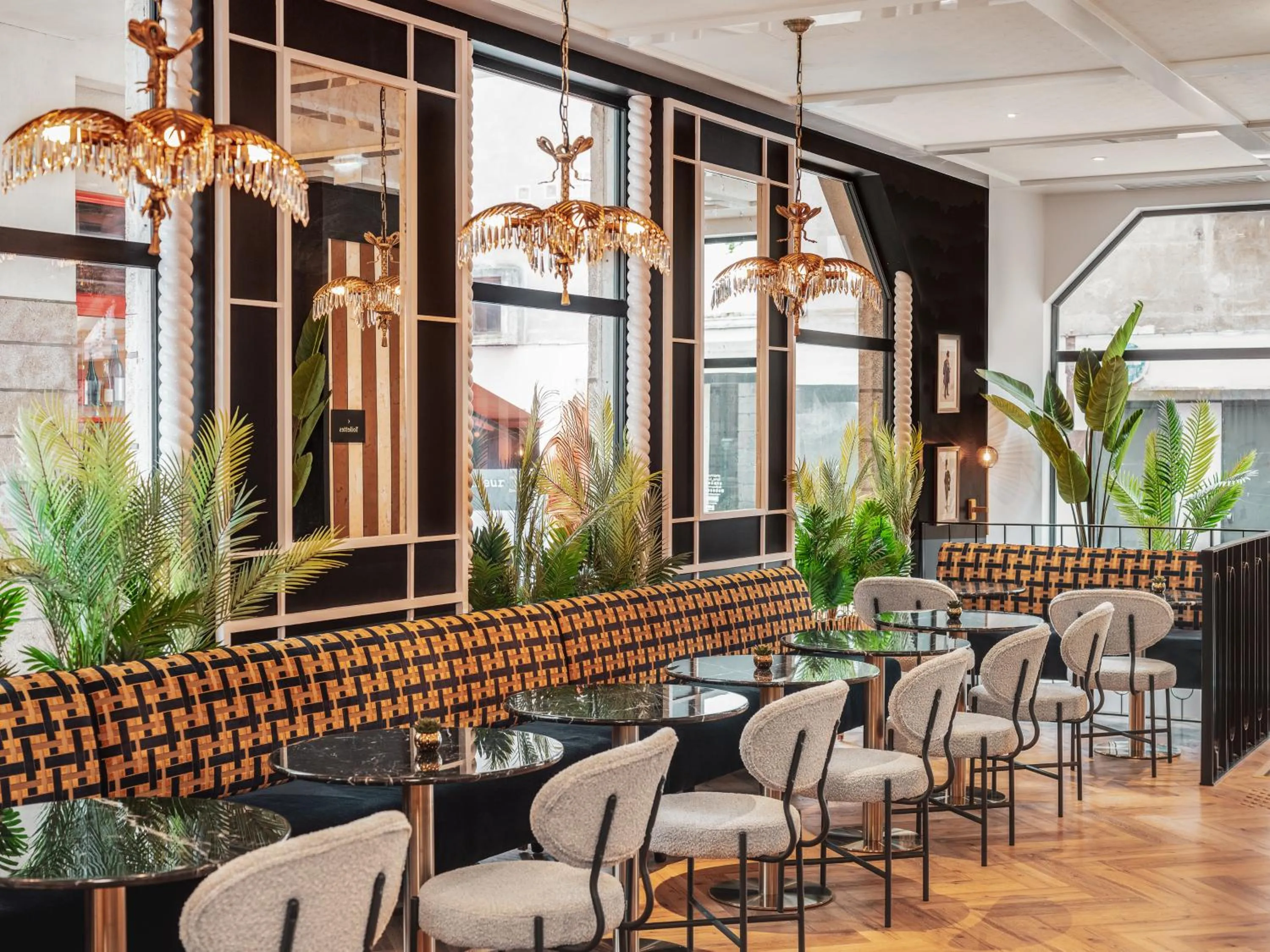 Seating area, Restaurant/Places to Eat in Hotel Amiral