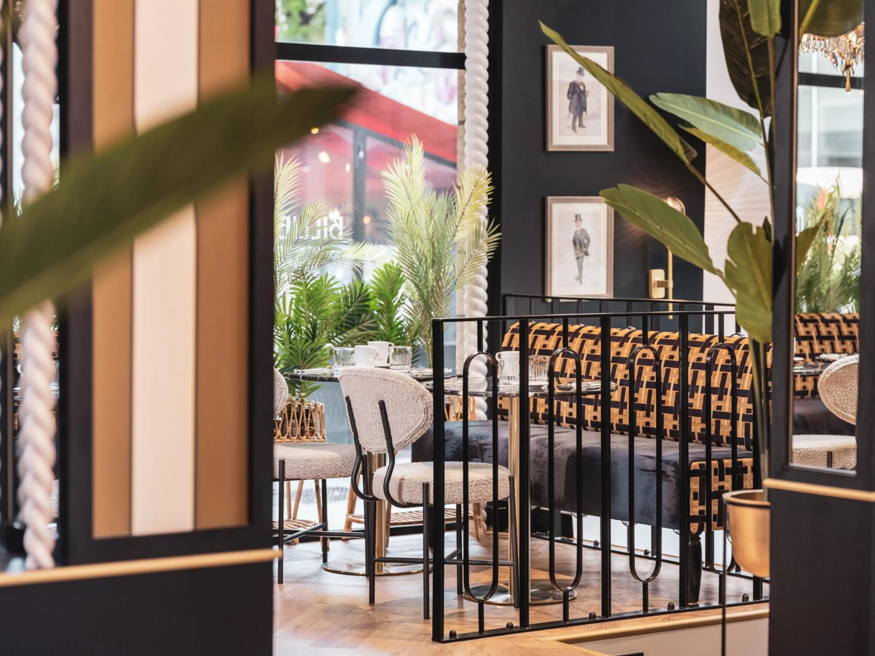 Seating area in Hotel Amiral