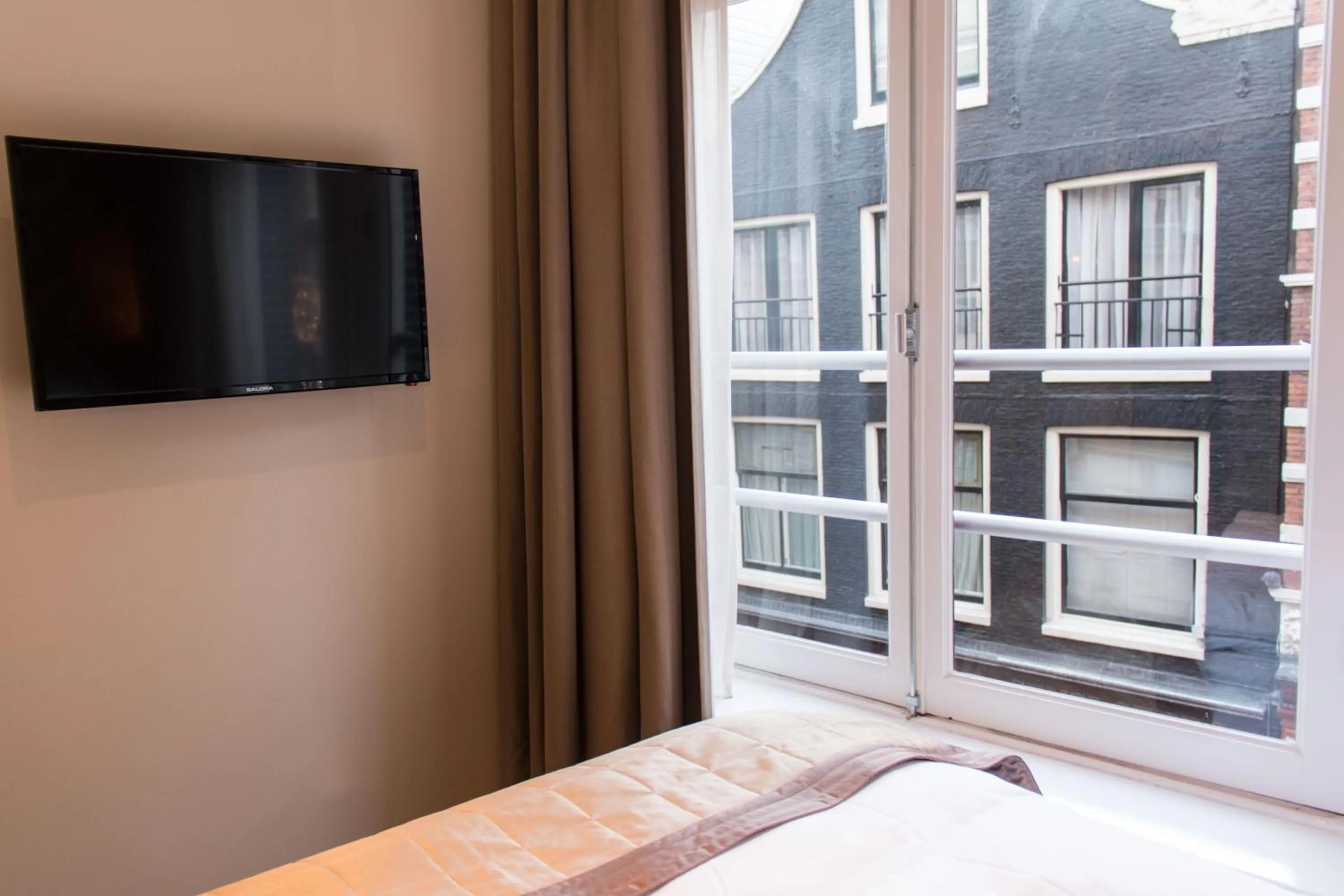 Photo of the whole room, Bed in Royal Plaza Hotel Amsterdam