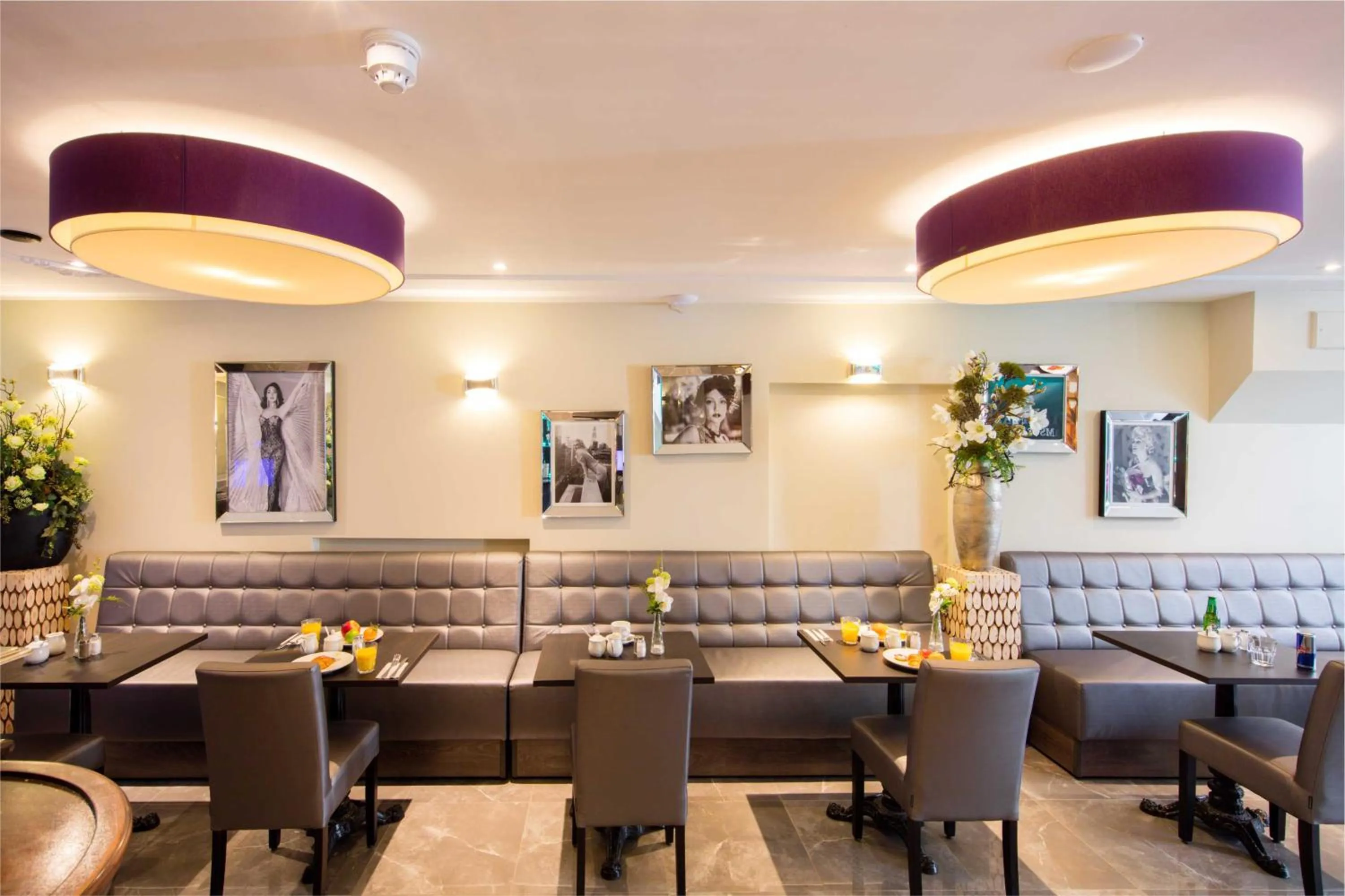 Communal lounge/ TV room in Royal Plaza Hotel Amsterdam