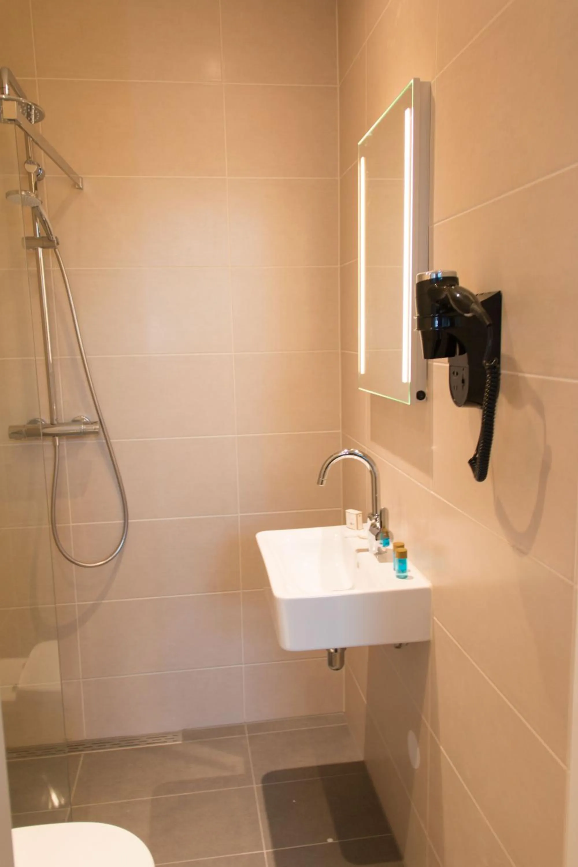 Shower in Royal Plaza Hotel Amsterdam