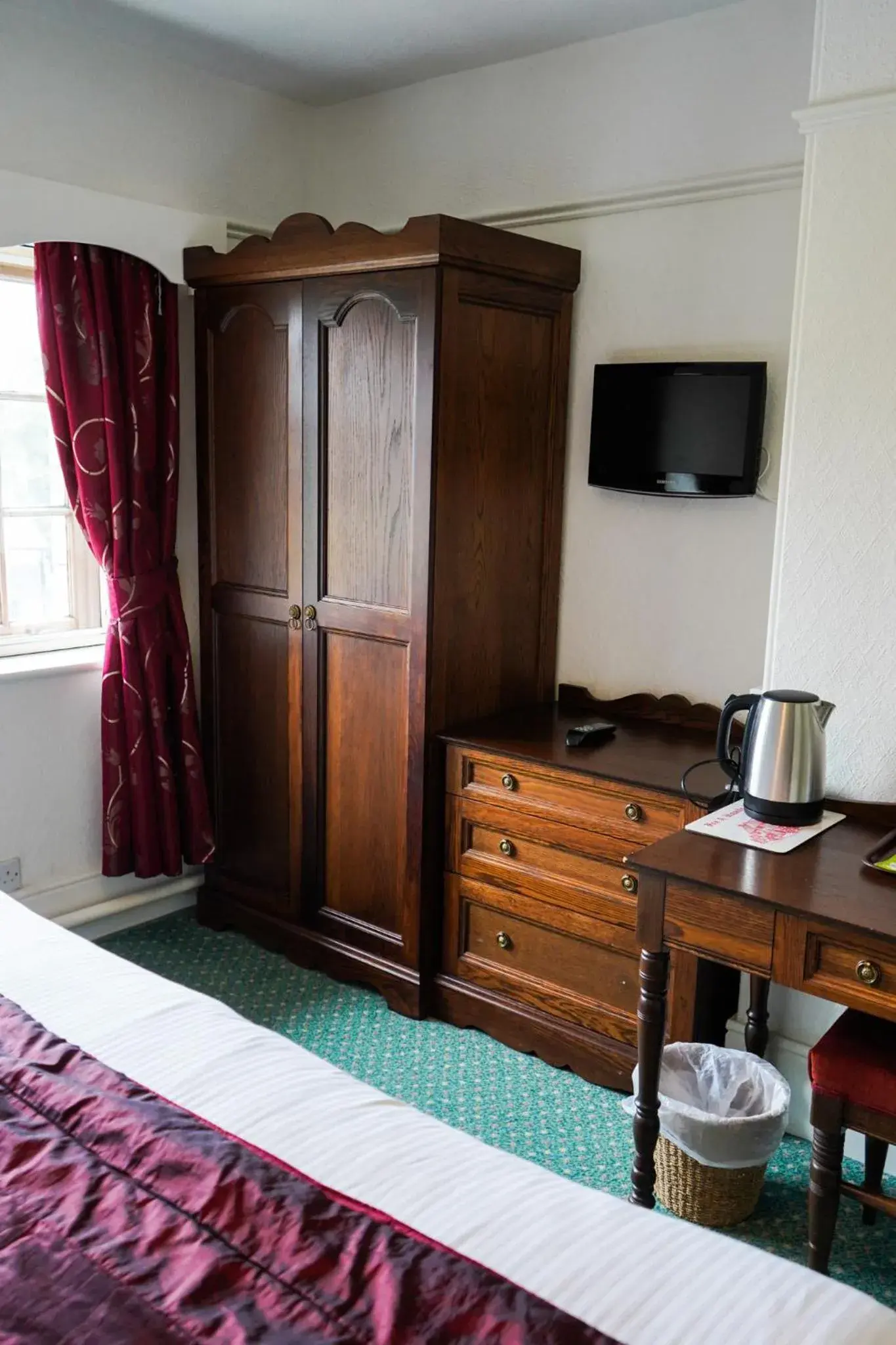 Double Room with Private Bathroom - single occupancy in Fox & Hounds Hotel Double Room with Private Bathroom - single occupancy in Fox & Hounds Hotel