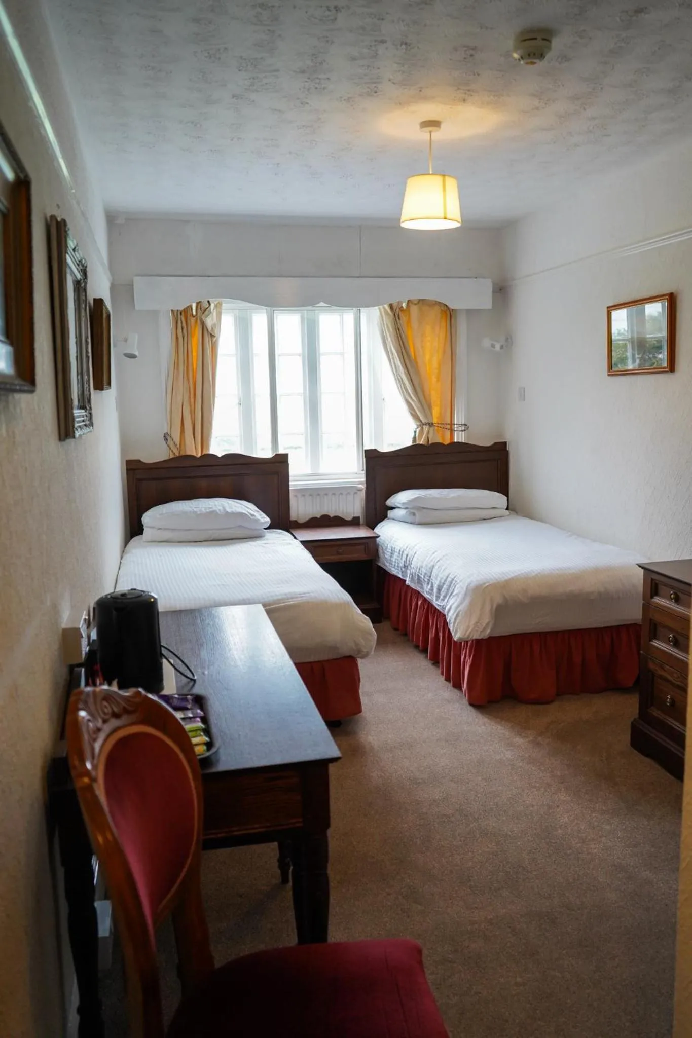Bedroom, Bed in Fox & Hounds Hotel