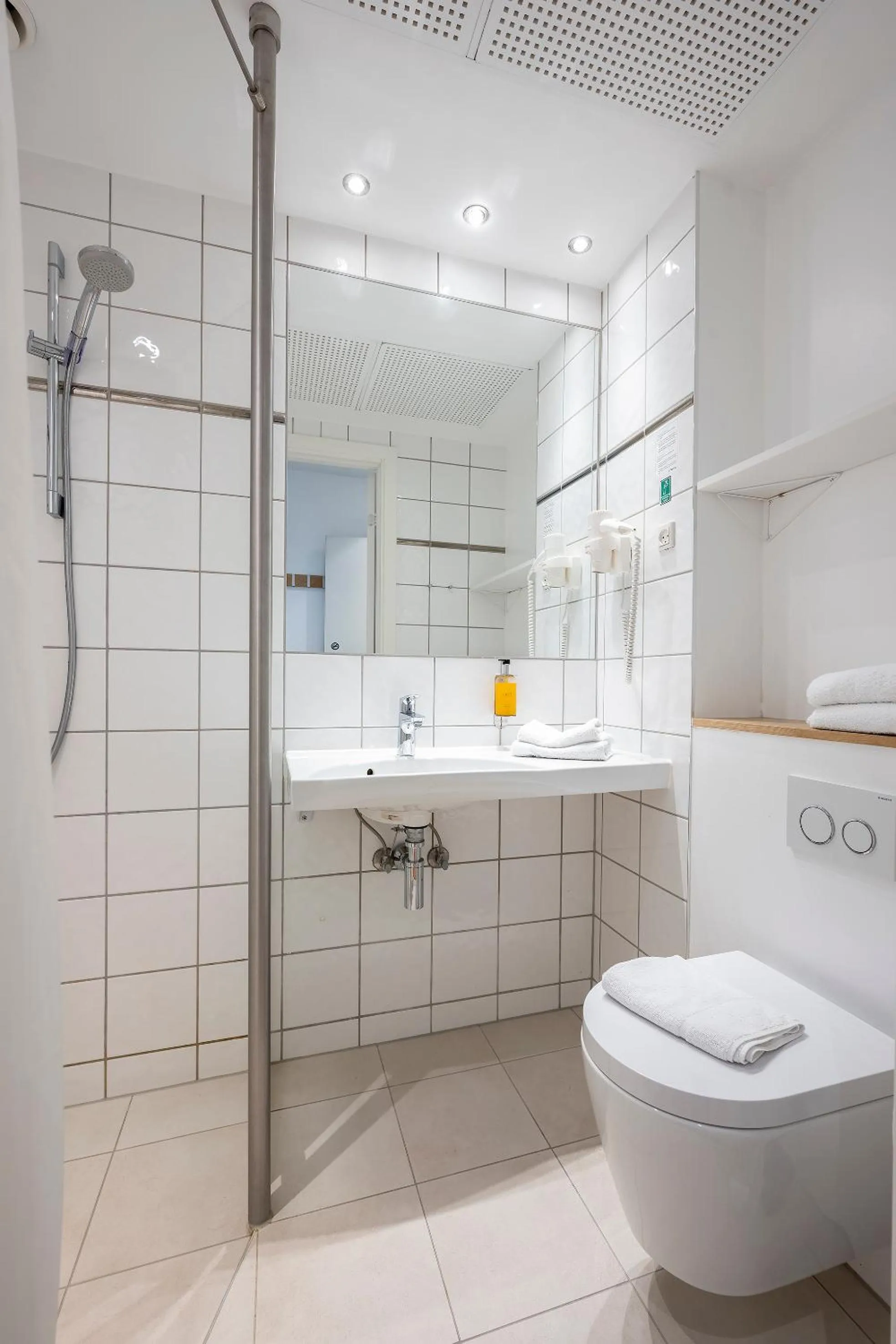 Shower in Go Hotel Ansgar