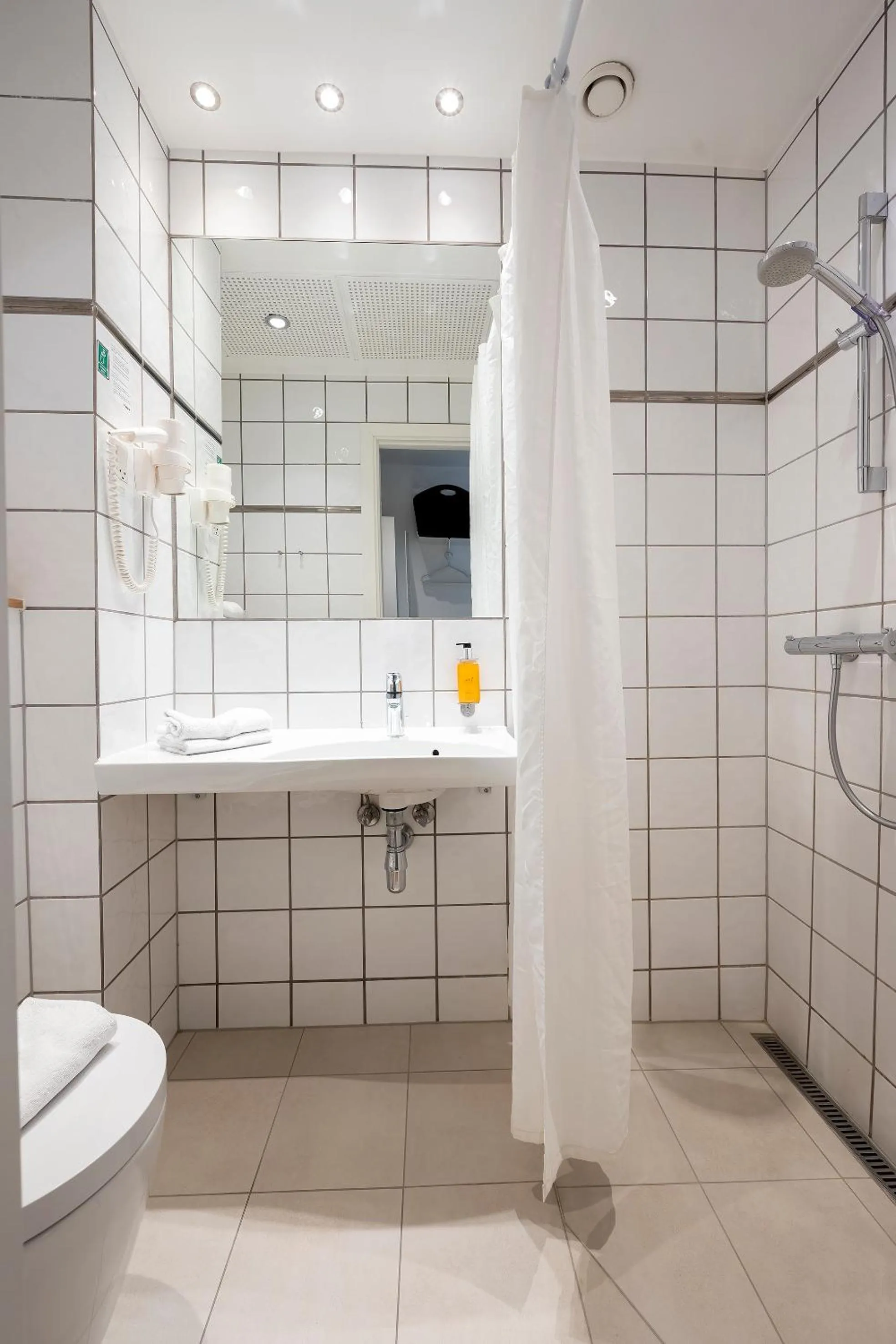 Shower in Go Hotel Ansgar