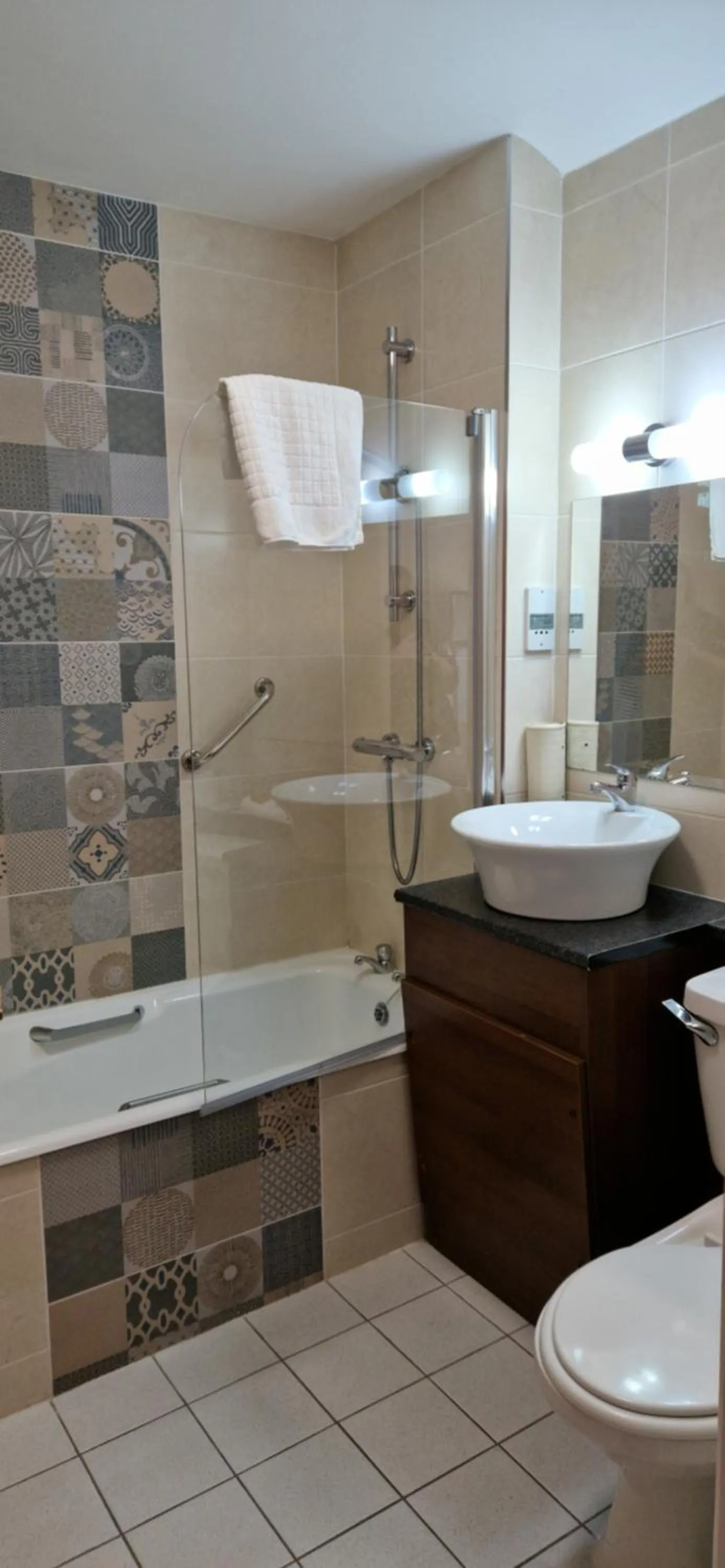 Bathroom in Arnolds Hotel