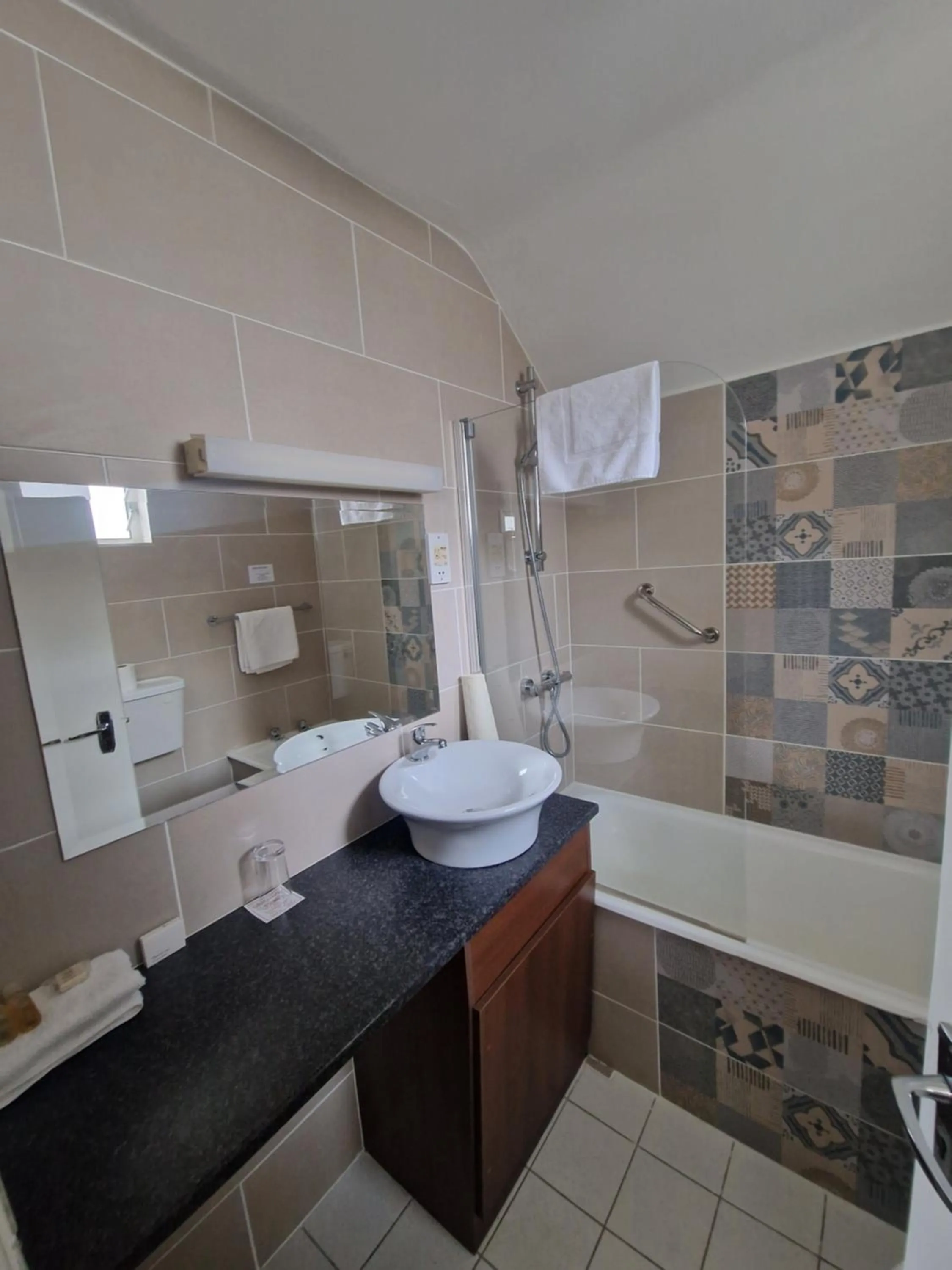 Bathroom in Arnolds Hotel