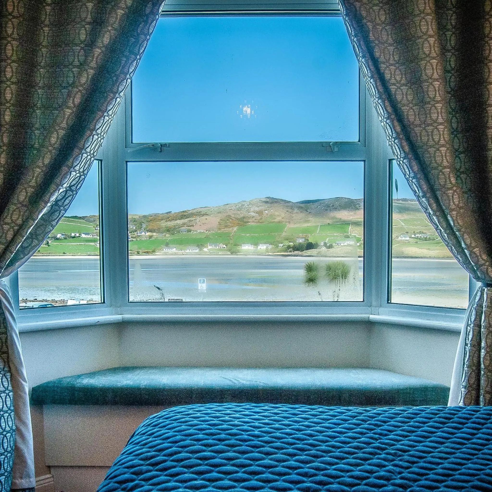 View (from property/room), Bed in Arnolds Hotel